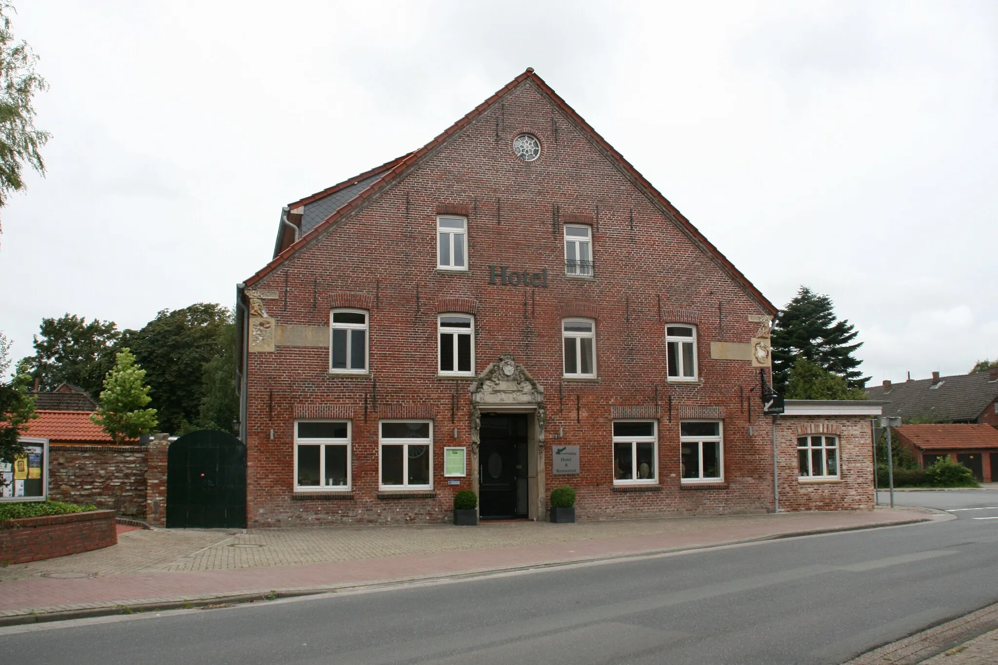 Photo showing: Gebäude Hotel To`nschlagboom in Waddewarden mit historischen Eingangsportal