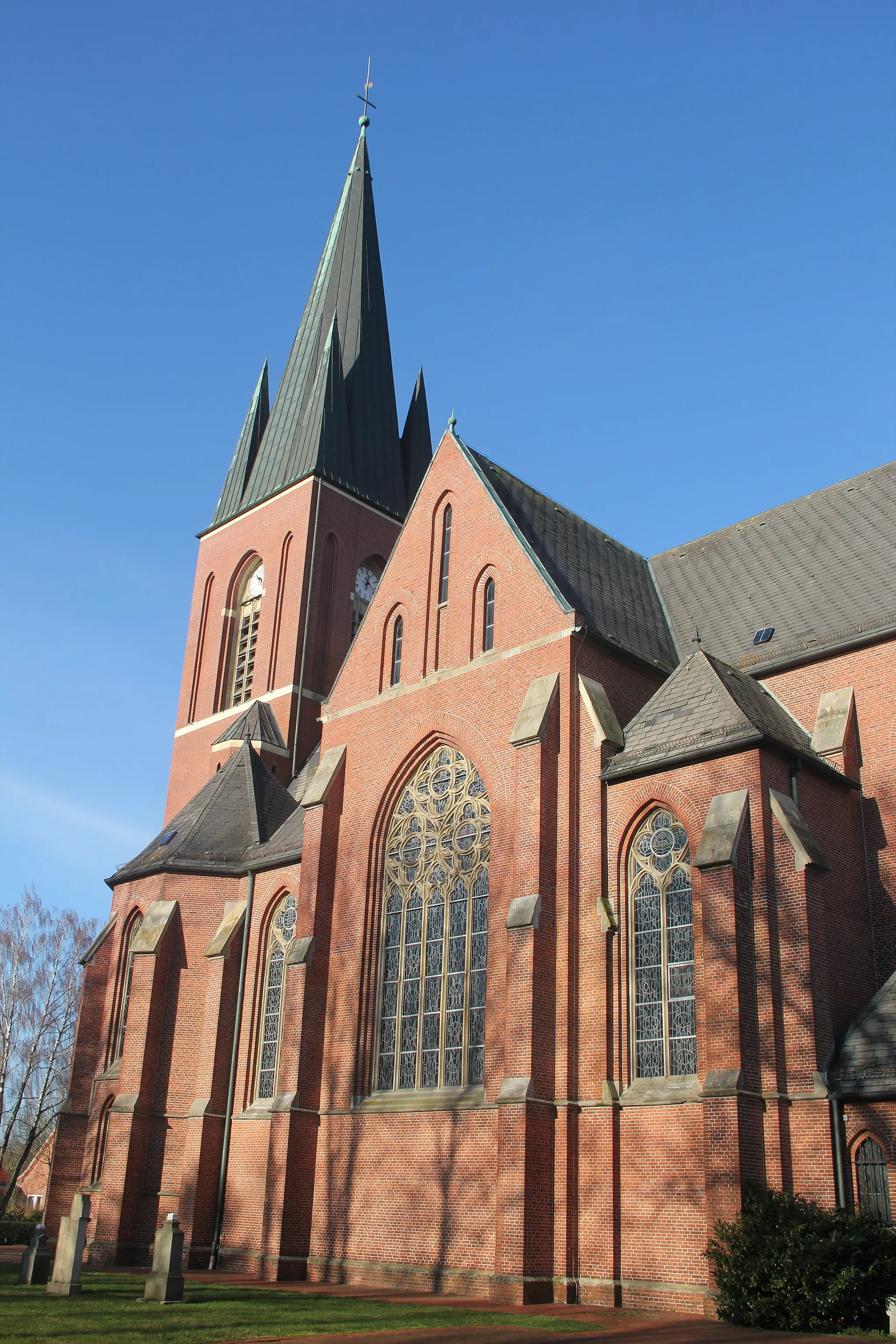 Photo showing: Außenansicht der St. Georg-Kirche in Strücklingen