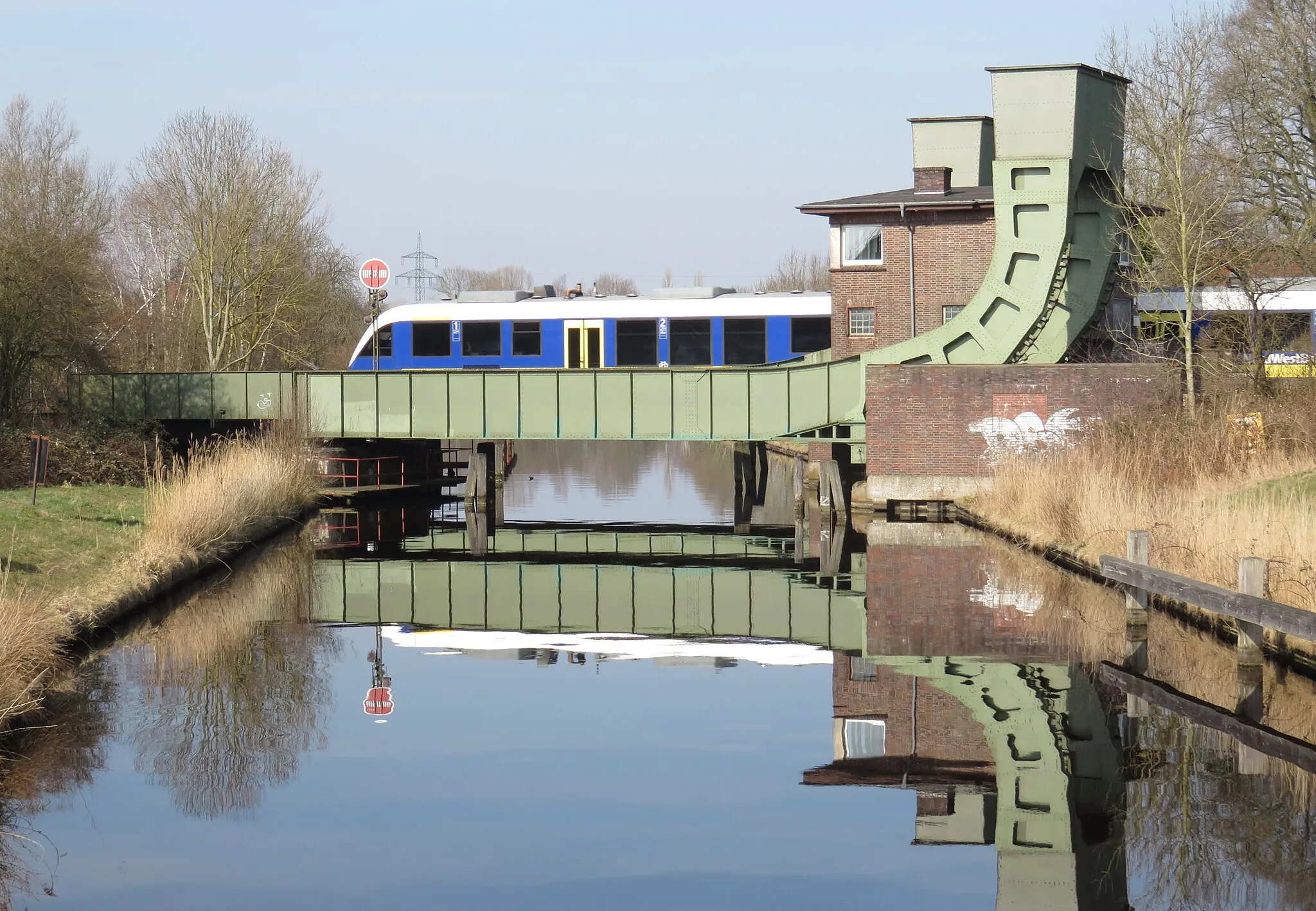 Photo showing: A diesel multiple unit of the NordWestBahn passing the railway bridge Mariensiel