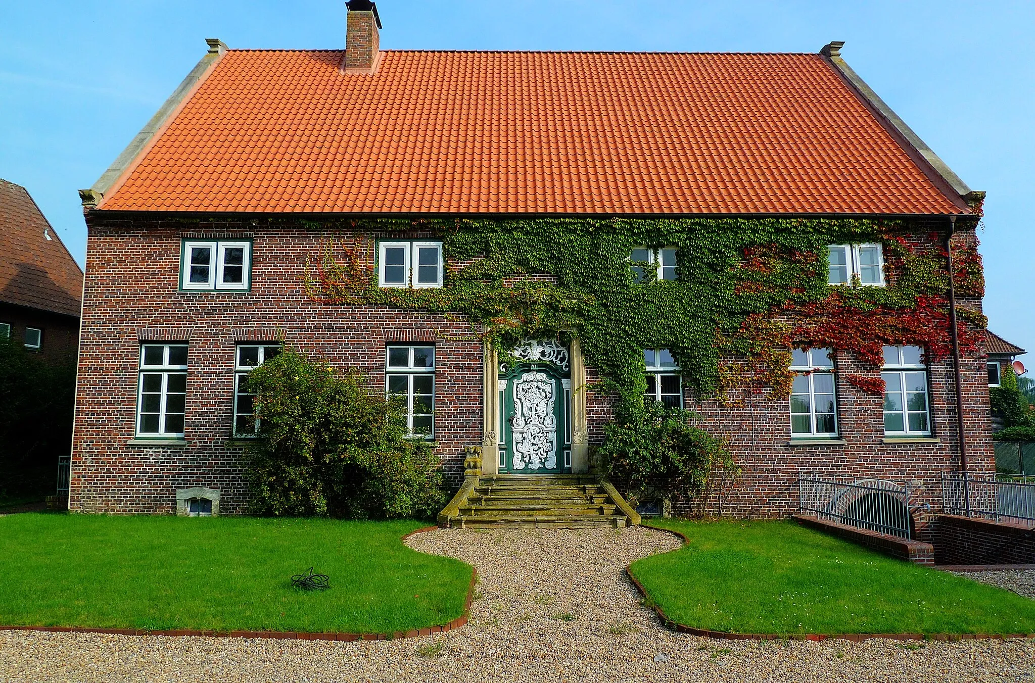 Photo showing: Hemkensche Kaufmannshaus mit Rokokotür von 1754
in Bockhorn