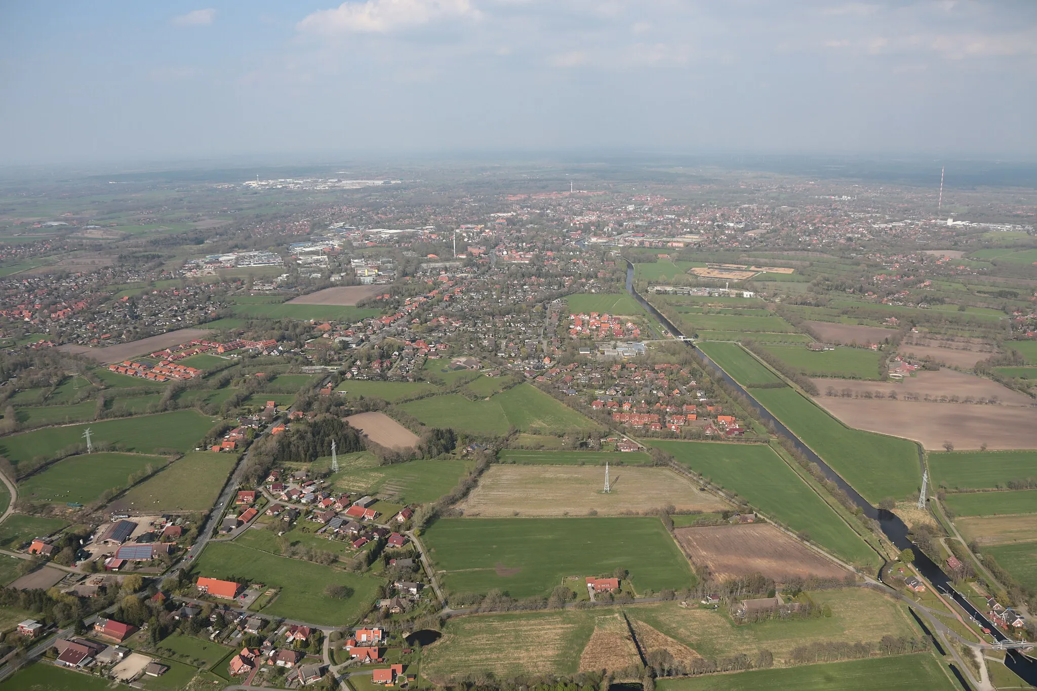 Photo showing: Blick auf Haxtum, Richtung Aurich, Rechts Ems-Jade-Kanal, Fotoflug von Nordholz-Spieka nach Oldenburg und Papenburg