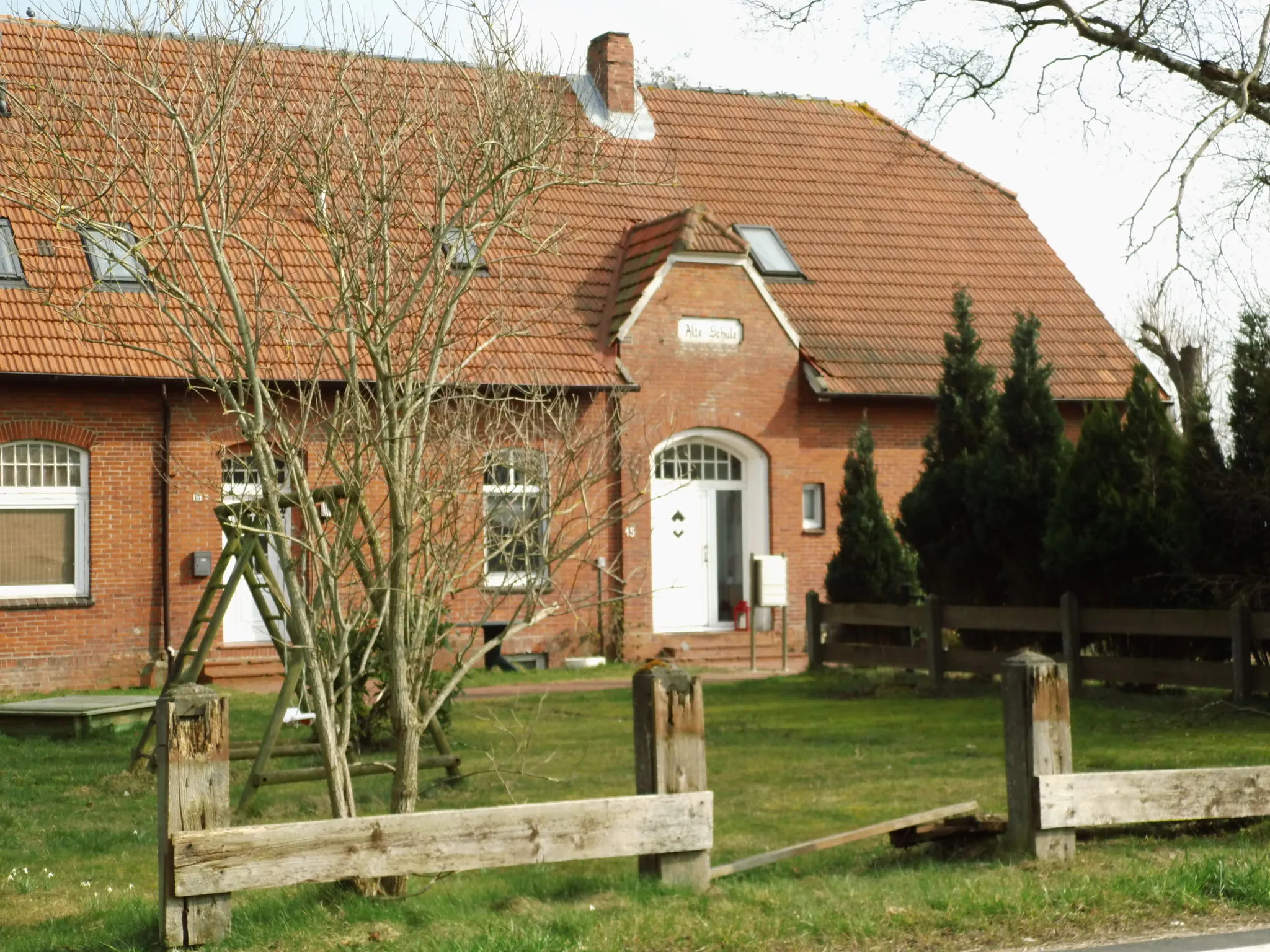 Photo showing: Alte Schule in Hagermarsch, Samtgemeinde Hage, Landkreis Aurich, Niedersachsen, Deutschland