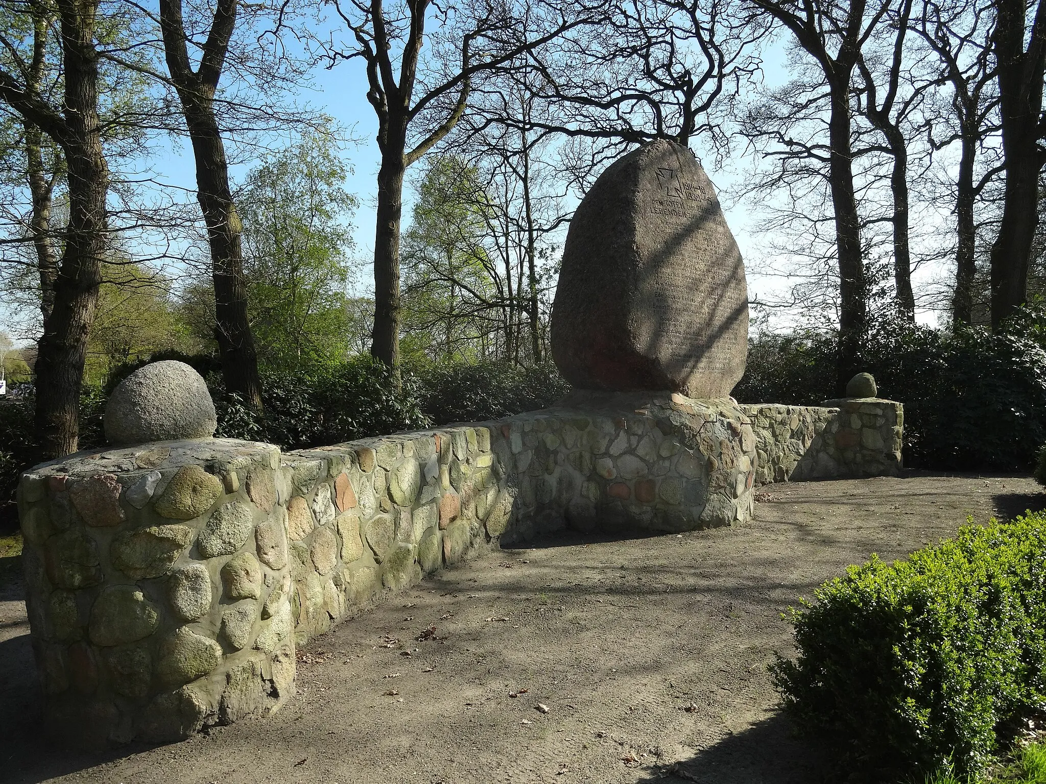 Photo showing: Kriegerdenkmal in Wiesedermeer an der Einmündung des Denkmalwegs auf die Wiesedermeerer Hauptstraße