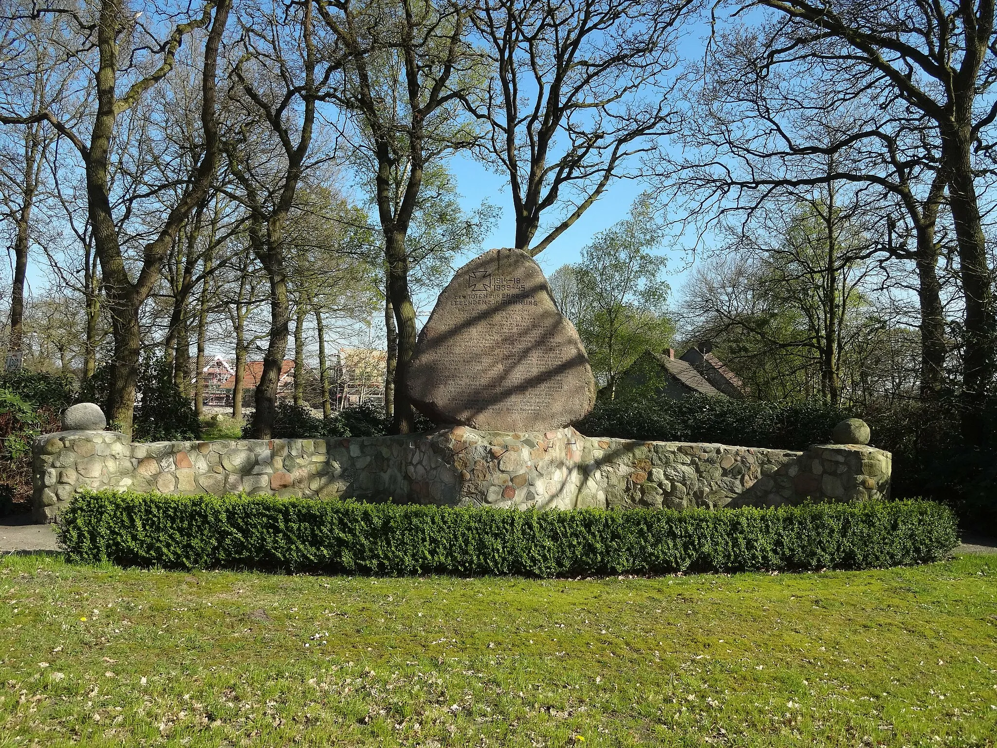 Photo showing: Kriegerdenkmal in Wiesedermeer an der Einmündung des Denkmalwegs auf die Wiesedermeerer Hauptstraße