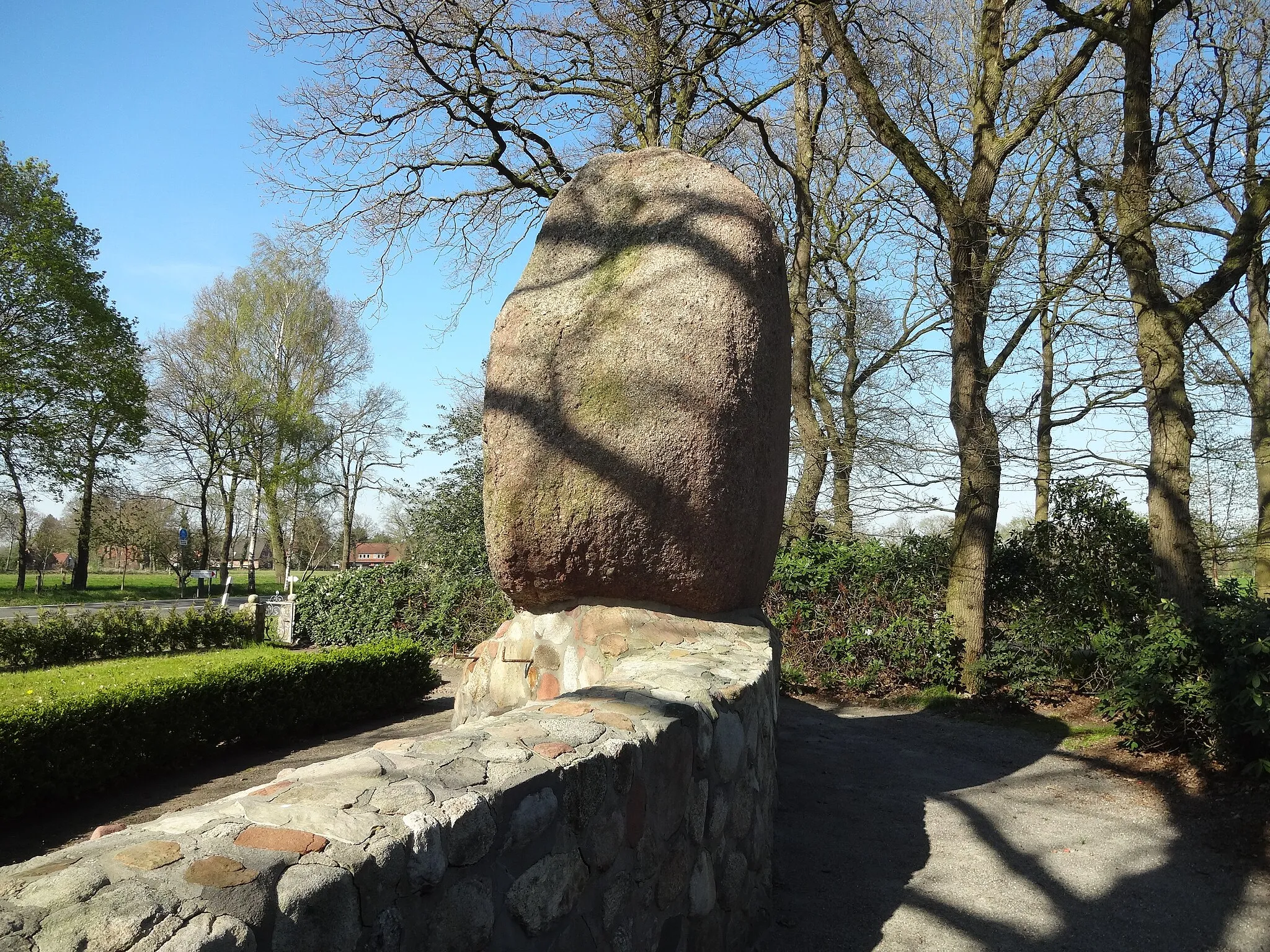 Photo showing: Kriegerdenkmal in Wiesedermeer an der Einmündung des Denkmalwegs auf die Wiesedermeerer Hauptstraße