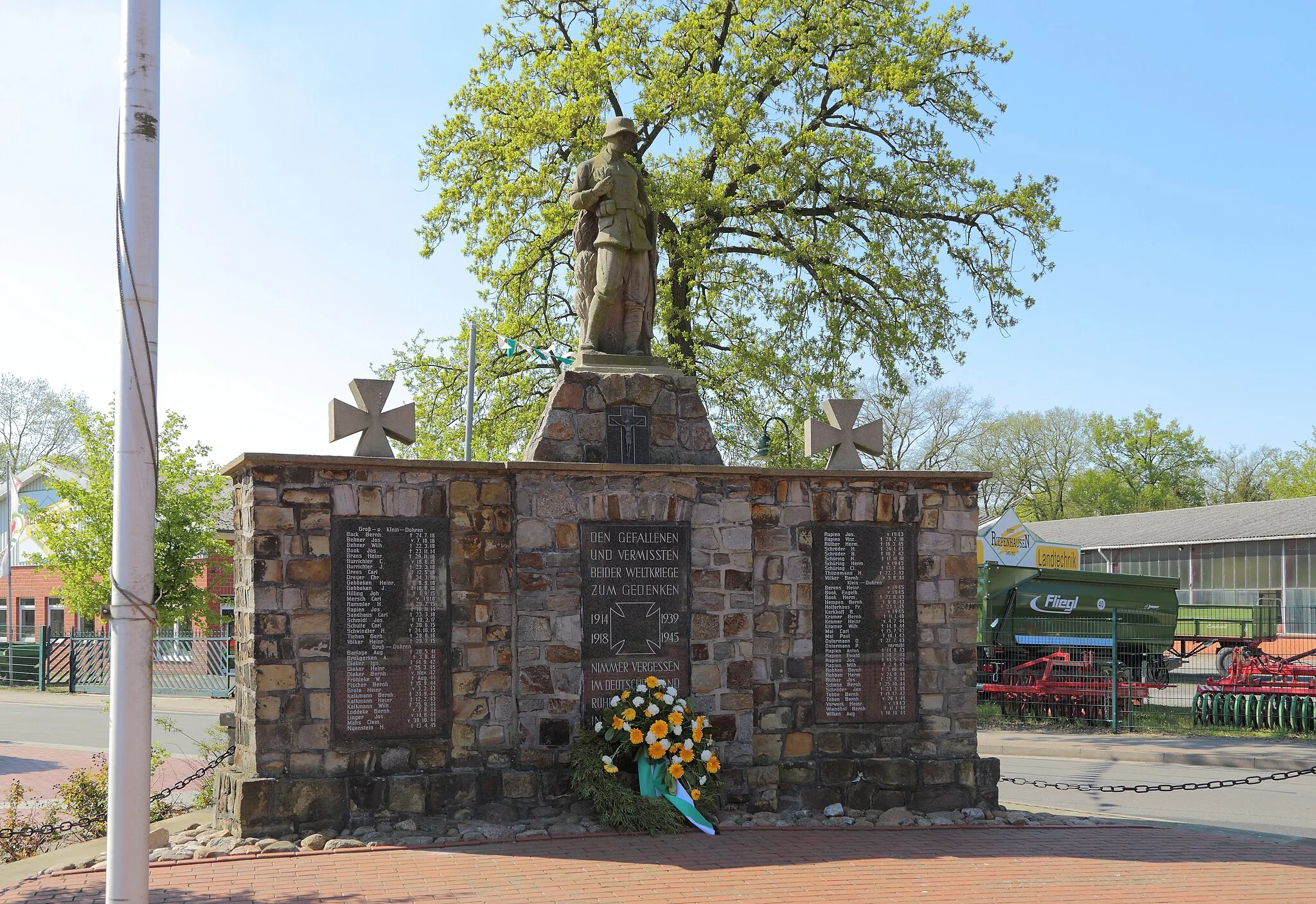 Photo showing: War memorial in Dohren, Landkreis Emsland, Lower Saxony, Germany.
