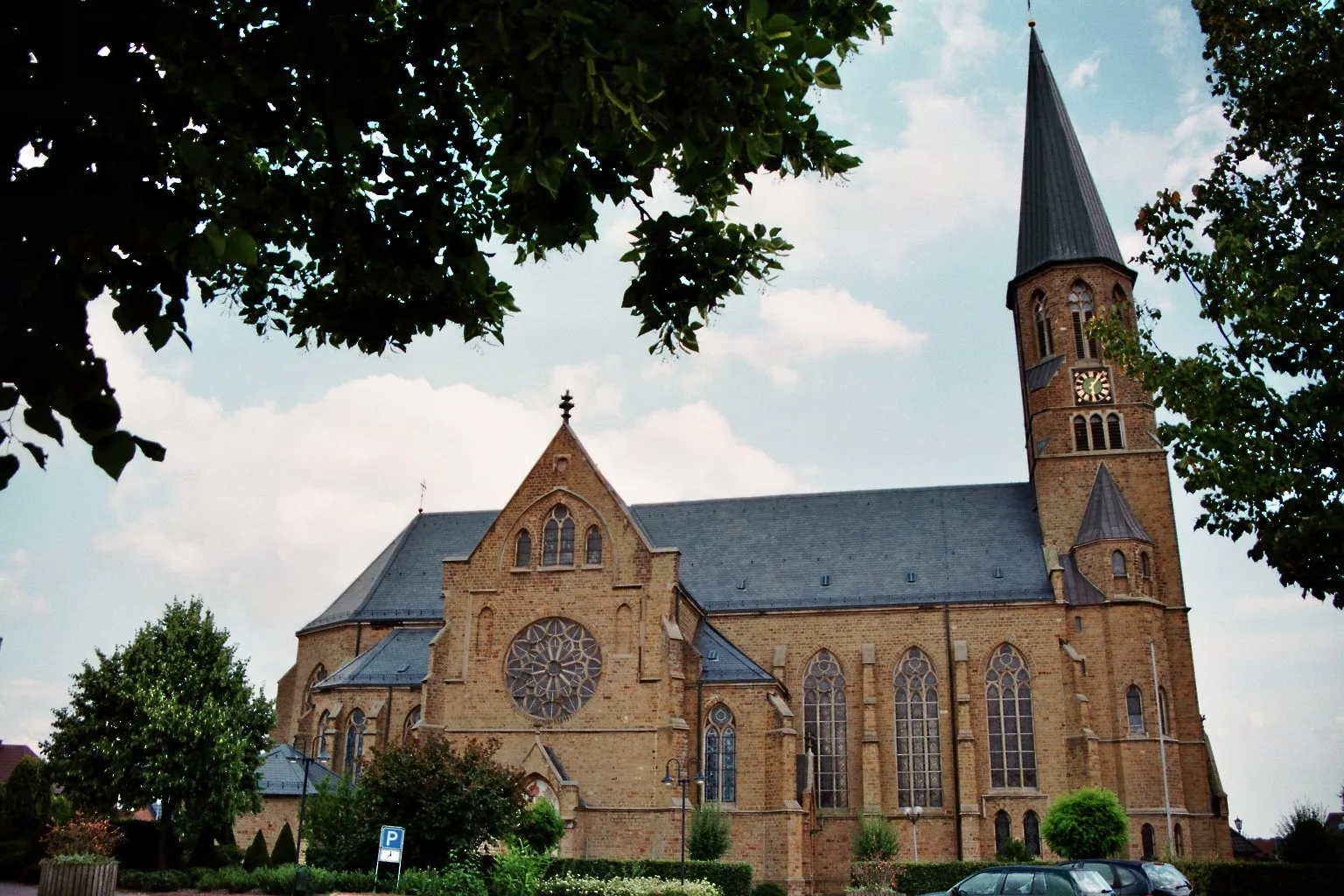 Photo showing: Catholic St. Laurentius church in Neuenkirchen, part of the Samtgemeinde Neuenkirchen, Landkreis Osnabrück, Lower Saxony, Germany.