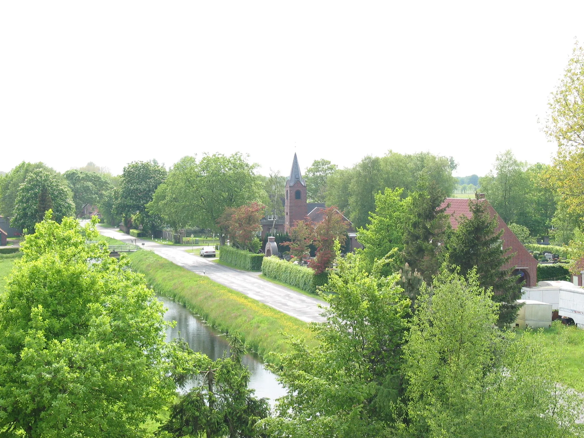 Photo showing: Ausblick von der Mühle Spetzerfehn auf die Friedhofskapelle