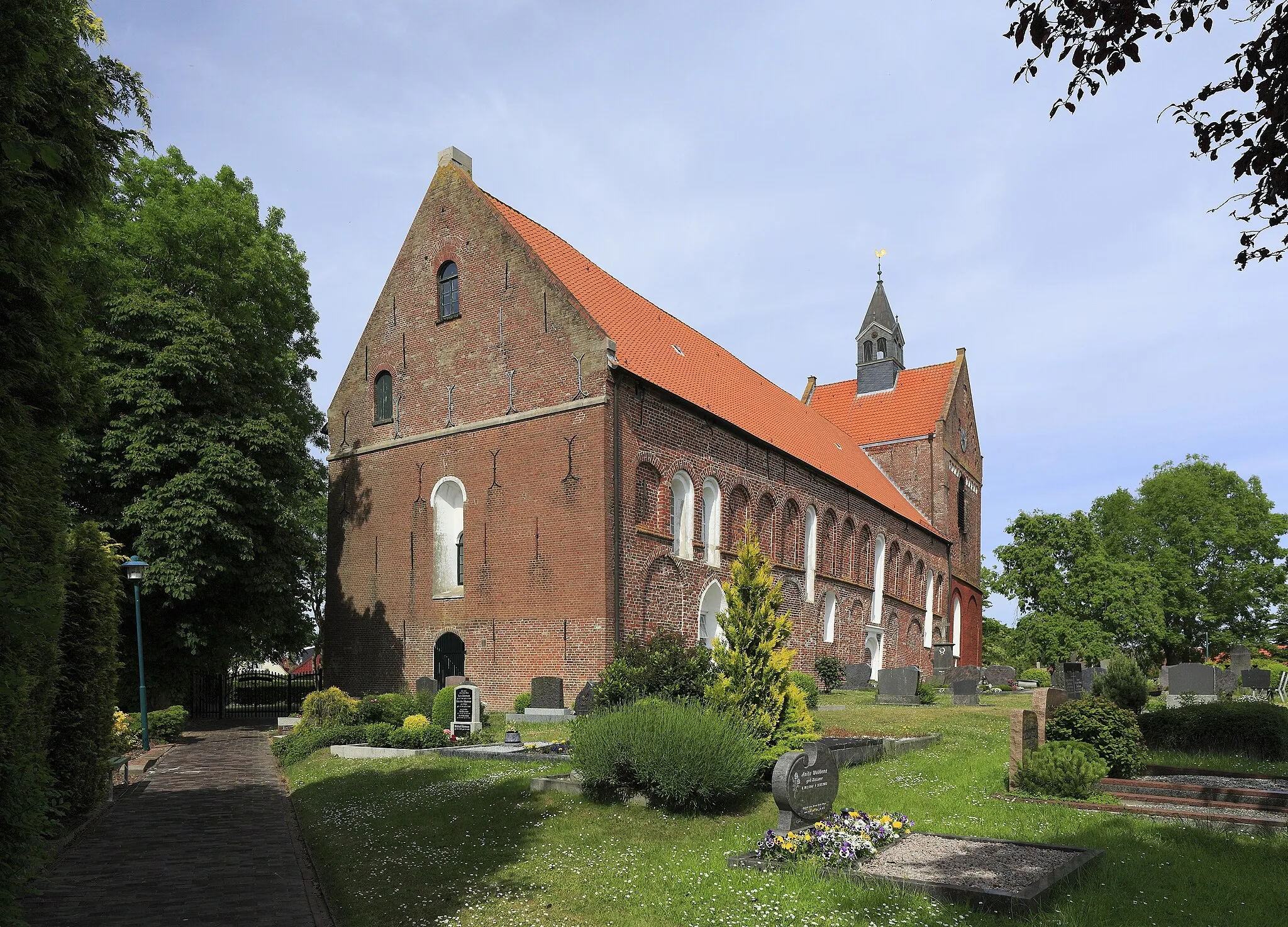 Photo showing: Ansicht von Südwest, die Kirche wurde um 1230 begonnen. Das Klinkermauerwerk ist für die Region auffällig aufwändig.