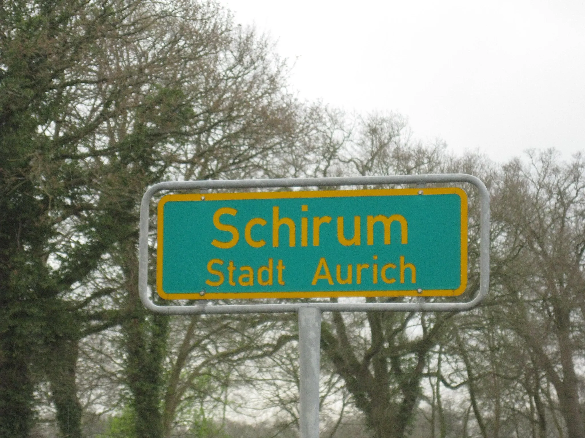 Photo showing: Ortshinweistafel von Schirum Stadtteil von Aurich