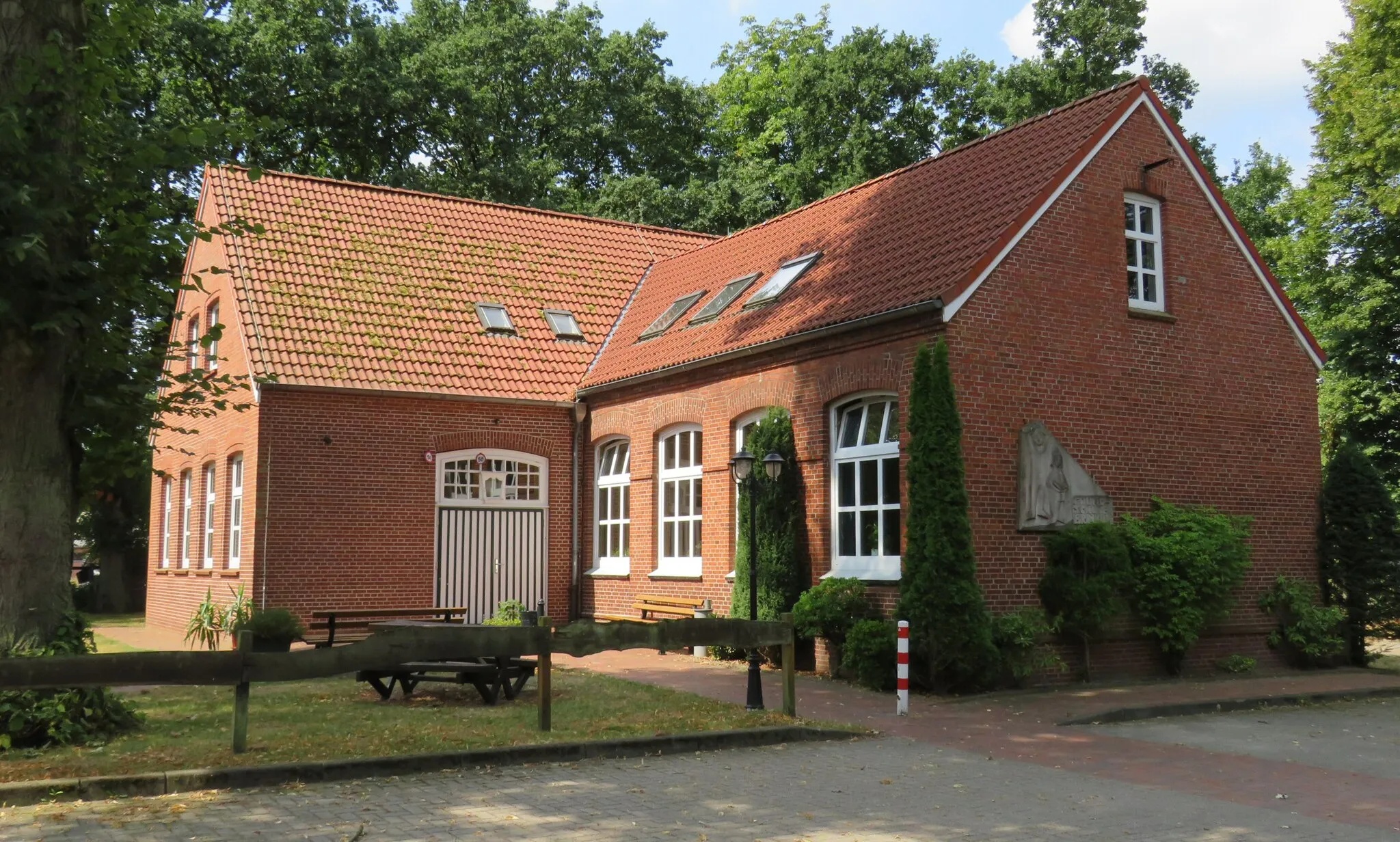 Photo showing: Alte Schule in Brinkum; heute als Dorfgemeinschaftshaus genutzt