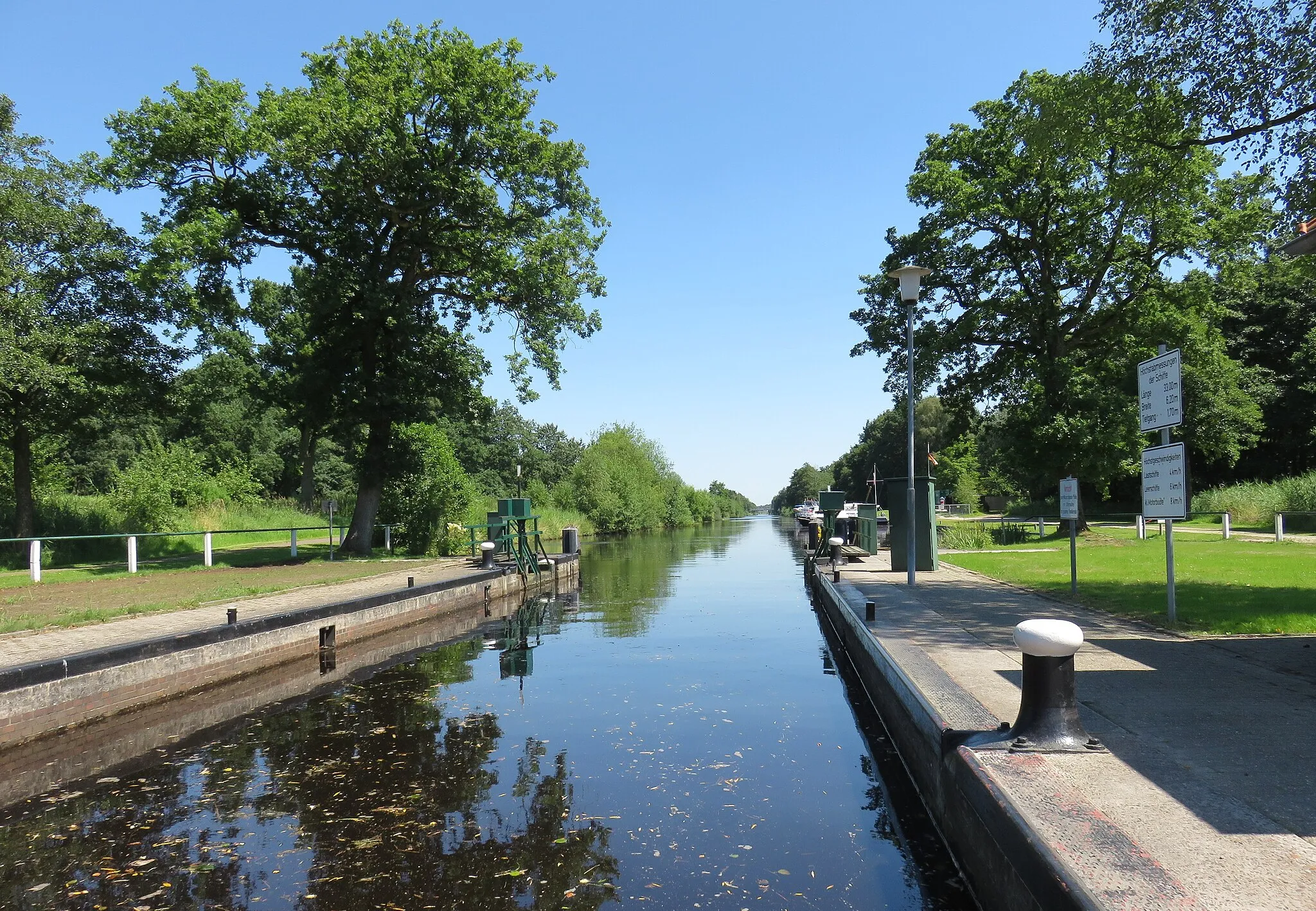 Photo showing: Blick aus der Schleusenkammer Wiesens auf das Oberwasser Richtung Ems-Jade-Kanal