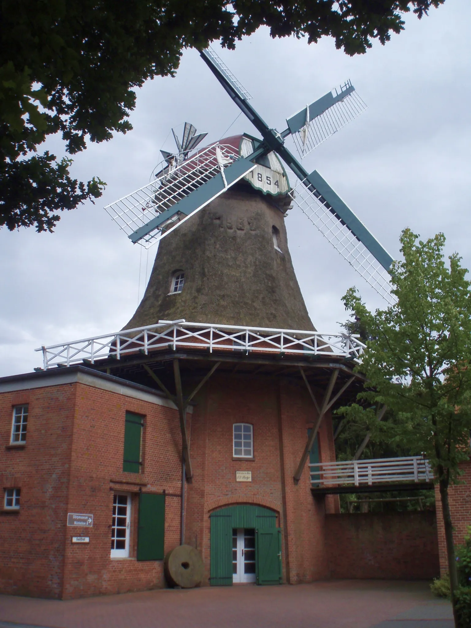 Photo showing: Mühle in Münkeboe. Es handelt sich um einen zweigeschossigen Galerieholländer Die Mühle gehört zum Dorfmuseum Münkeboe. Das Foto wurde aufgenommen in Münkeboe