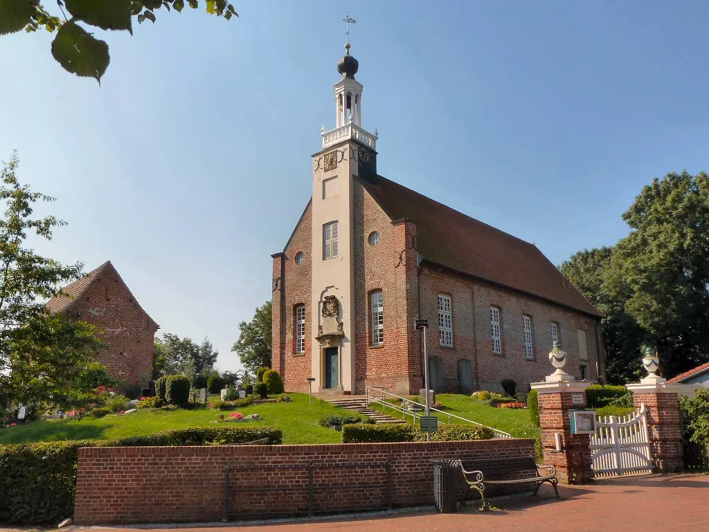 Photo showing: Die evangelisch-reformierte Kirche St. Willehad in Accum, Stadt Schortens, Landkreis Friesland.