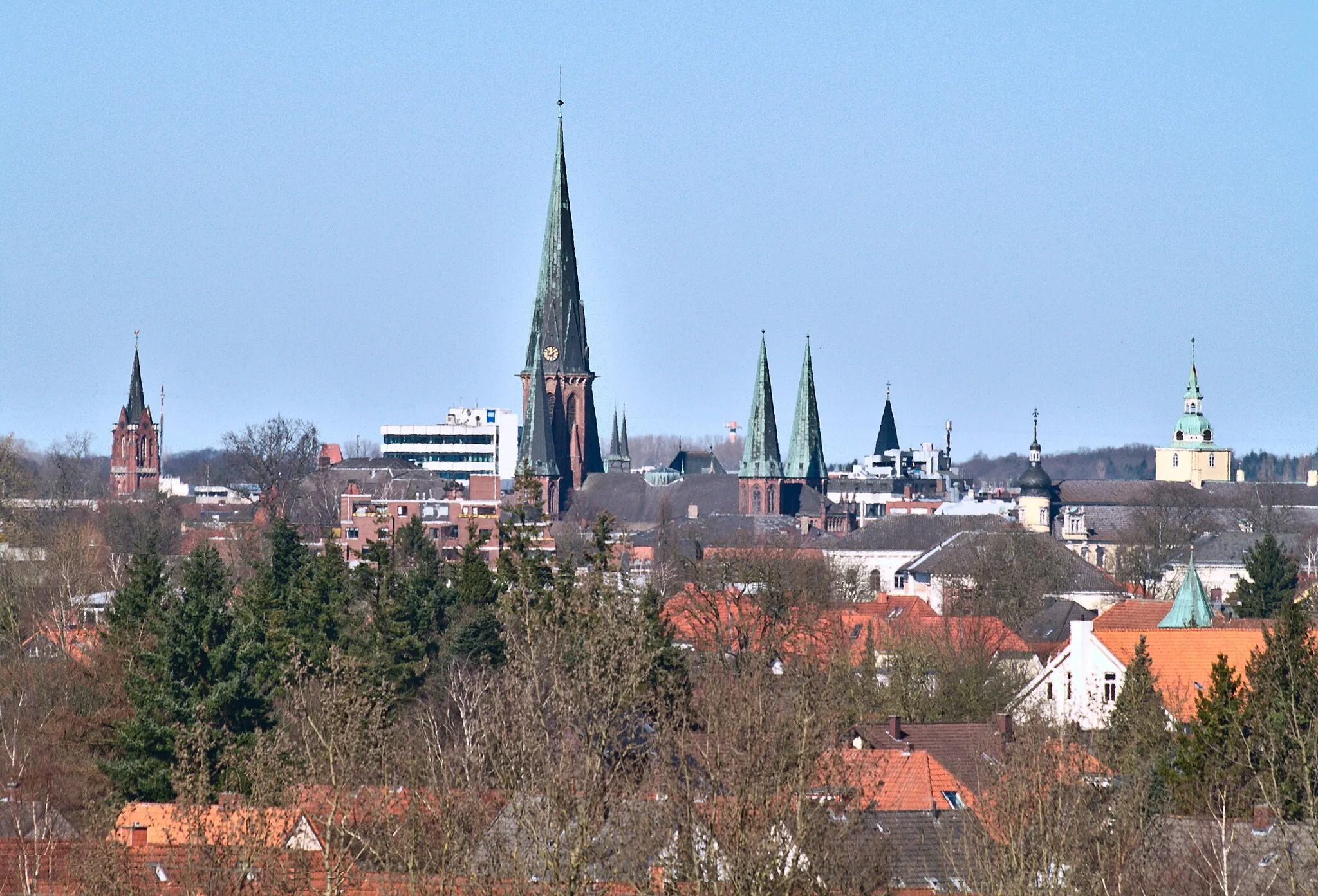 Photo showing: St Lambert's Church (Lutheran) in Oldenburg, as seen from the "Utkiek" (good view) park. On the far left you can see the tower of the St Peter's Church (Catholic), on the far right the tower of Oldenburg Palace.