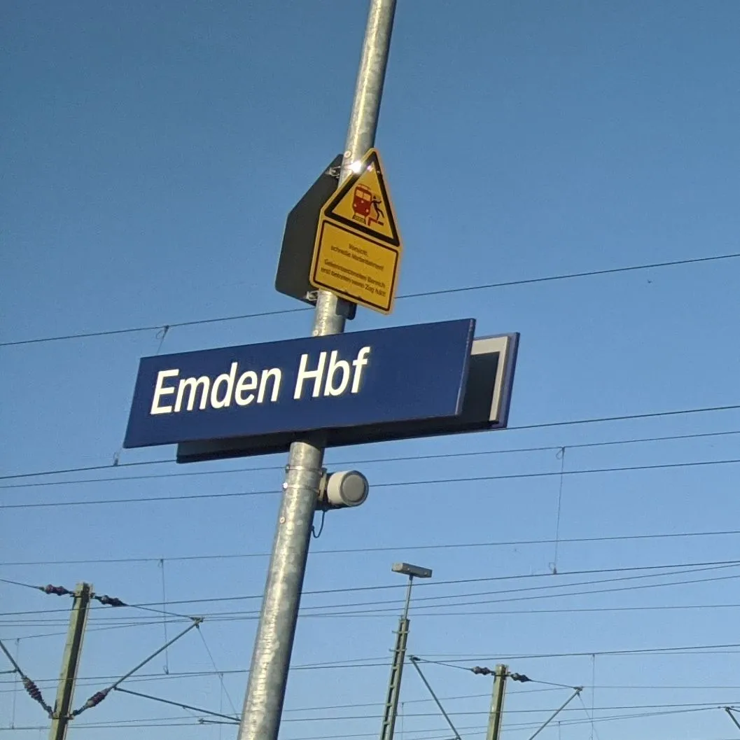 Photo showing: Bahnhofsschild Emden Hbf, 
Taken on 24 June 2020