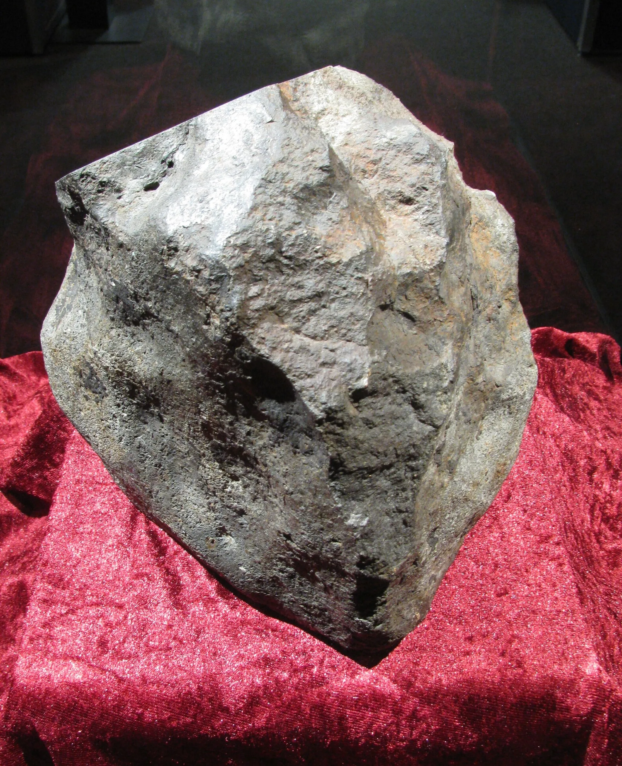 Photo showing: Benthullen meteorite, L6. Found near Benthullen (which is near to the city of Oldenburg, Lower Saxony, Germany. Four different perspectives. It is the biggest stone meteorite found in Germany.