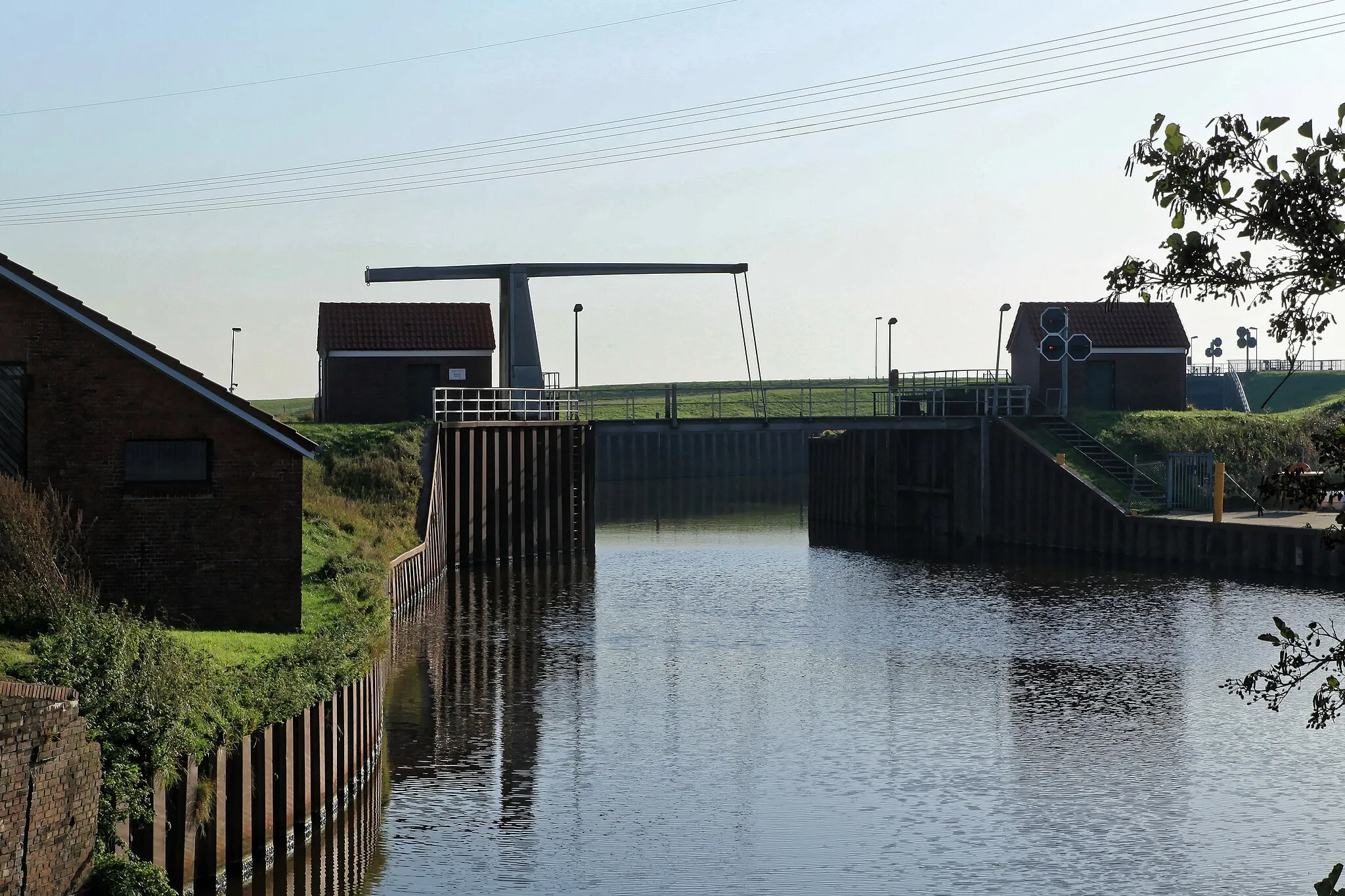 Photo showing: Blick von der Brücke der Hafenstraße auf das Oldersumer Sieltief in Oldersum, Moormerland