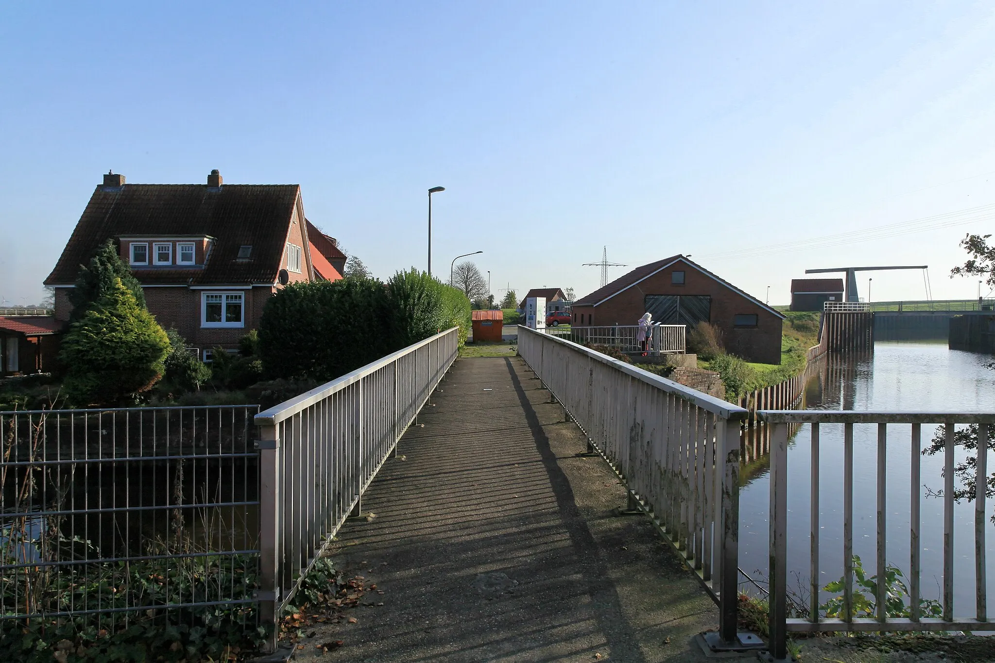 Photo showing: Brücke der Hafenstraße über das Rorichumer Tief in Oldersum, Moormerland