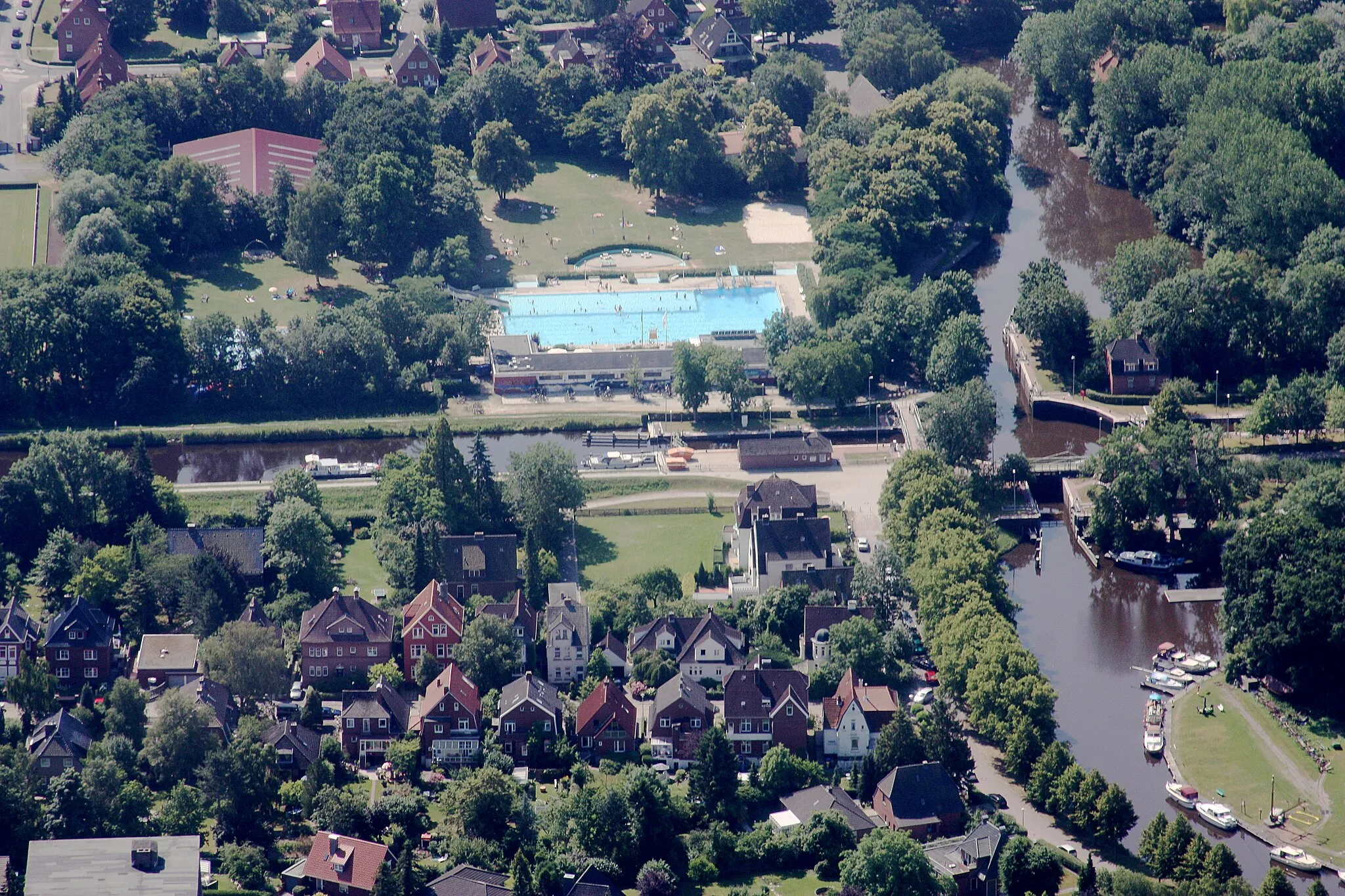 Photo showing: Flug über Emden; Flughöhe 1500 ft; Juli 2010; Originalfoto bearbeitet: Tonwertkorrektur und Bild geschärft mit Hochpassfilter