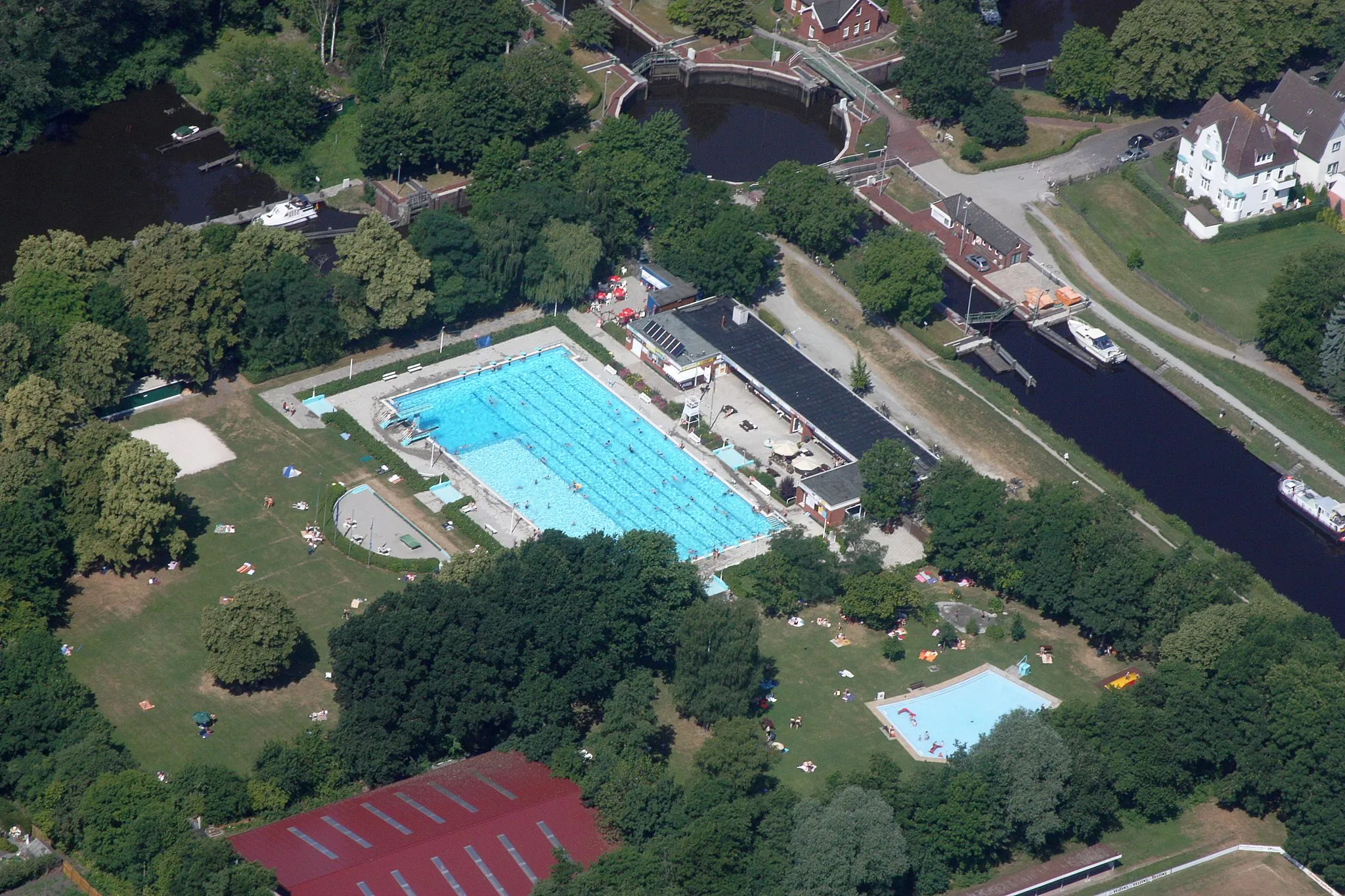 Photo showing: Flug über Emden; Flughöhe 1500 ft; Juli 2010; Originalfoto bearbeitet: Tonwertkorrektur und Bild geschärft mit Hochpassfilter