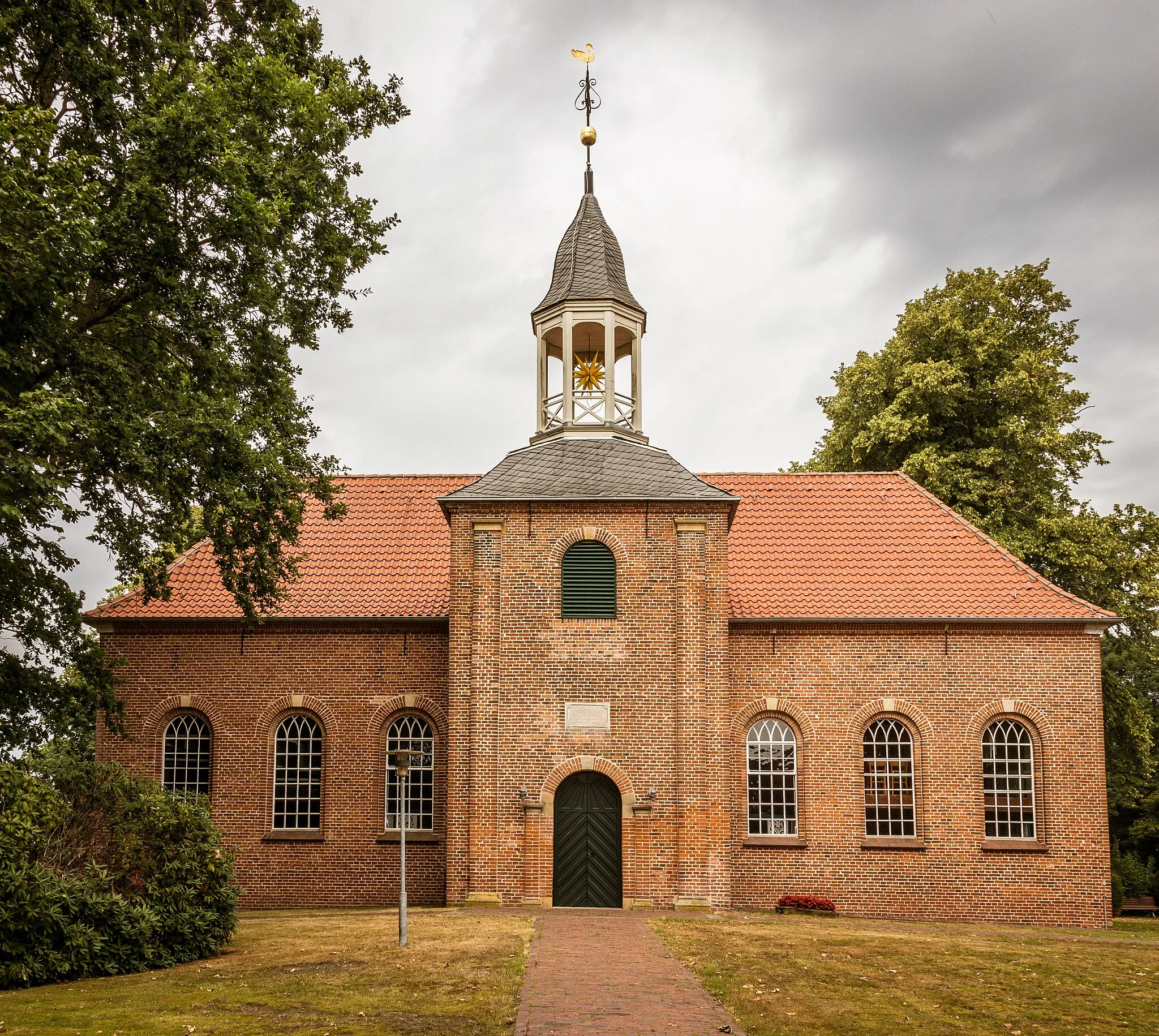 Photo showing: Ev.-luth. Kirche Hatshausen mit Glockenturm. Rechteckiger Saalbau in Ziegelbauweise. Vor der südlichen Traufseite Glockenturm. Datiert 1783.