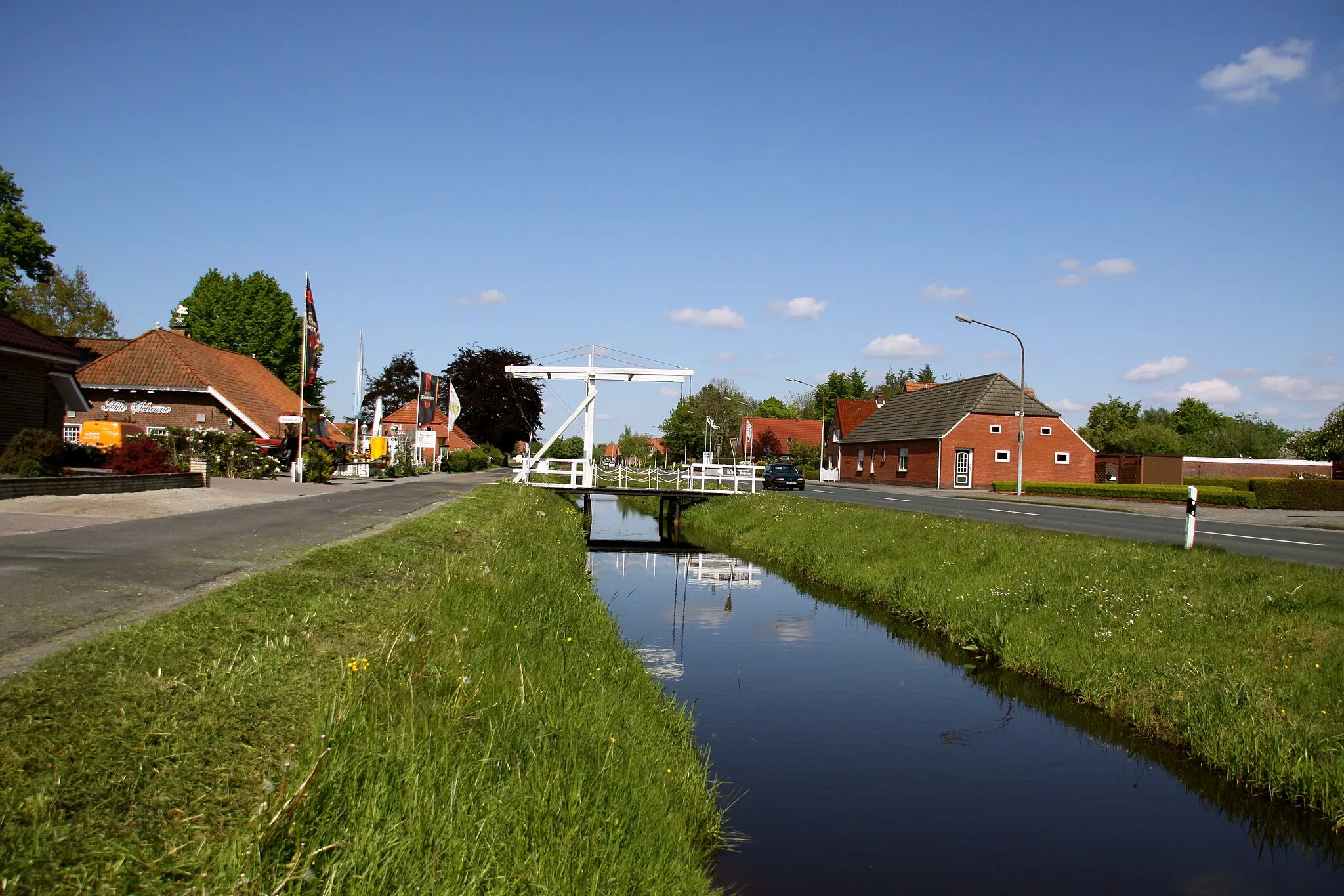 Photo showing: Fehnkanal mit Klappbrücke in Jheringsfehn
