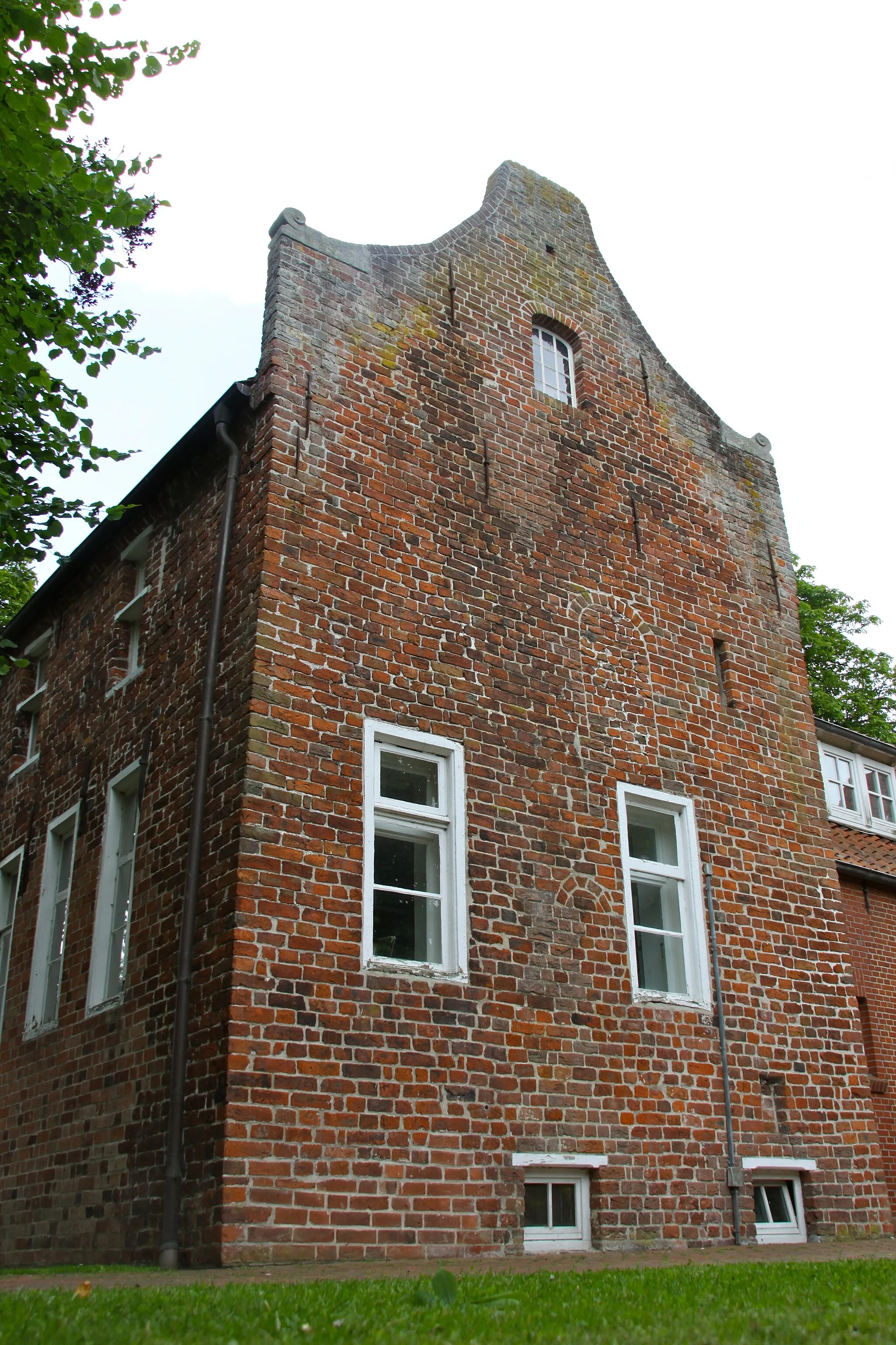 Photo showing: Das ehemalige Pfarrhaus von Engerhafe.