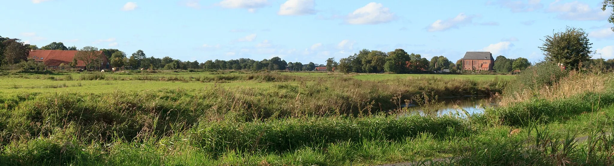 Photo showing: Kirche und Gulfhof in Engerhafe