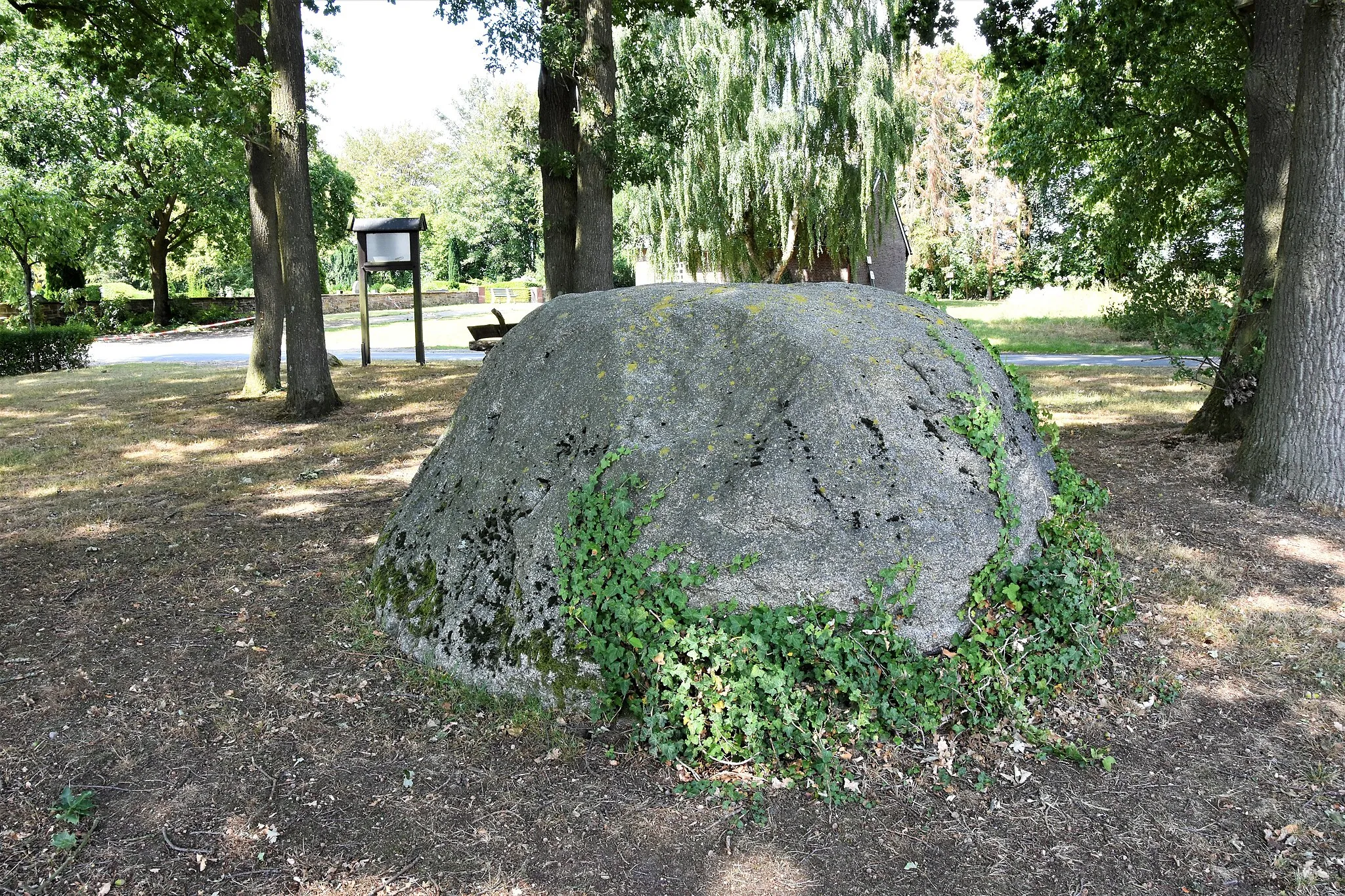 Photo showing: ND OS 00014-Findling „Mathiesings Opferstein“ in Bramsche-Ueffeln am Friedhof.