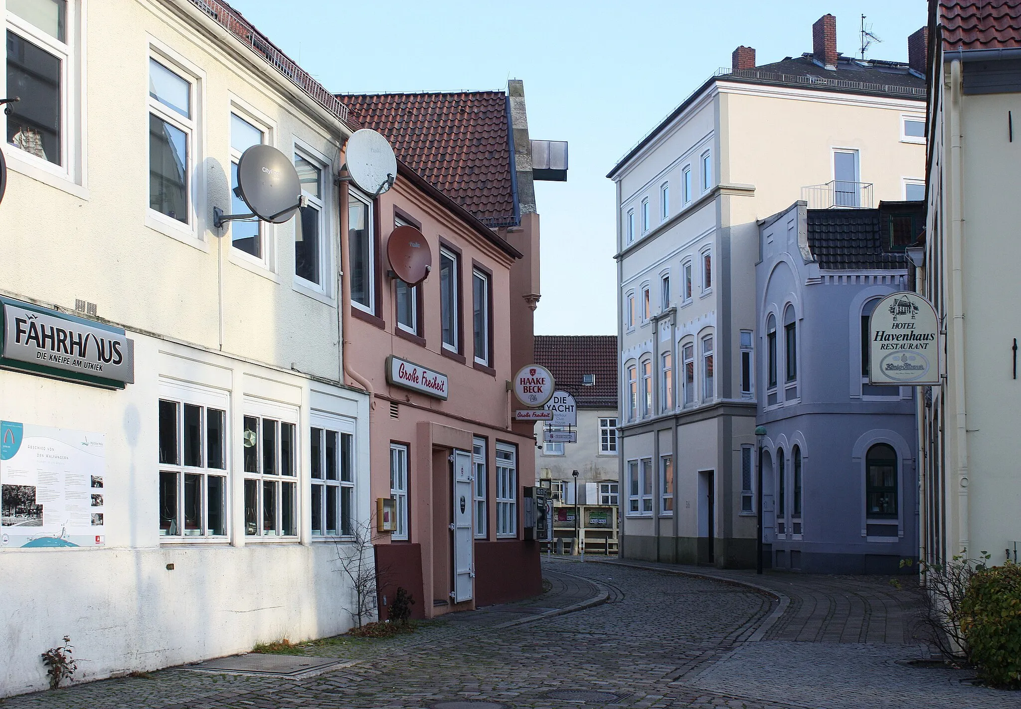 Photo showing: Bremen-Vegesack, the Alte Hafenstraße, southern part