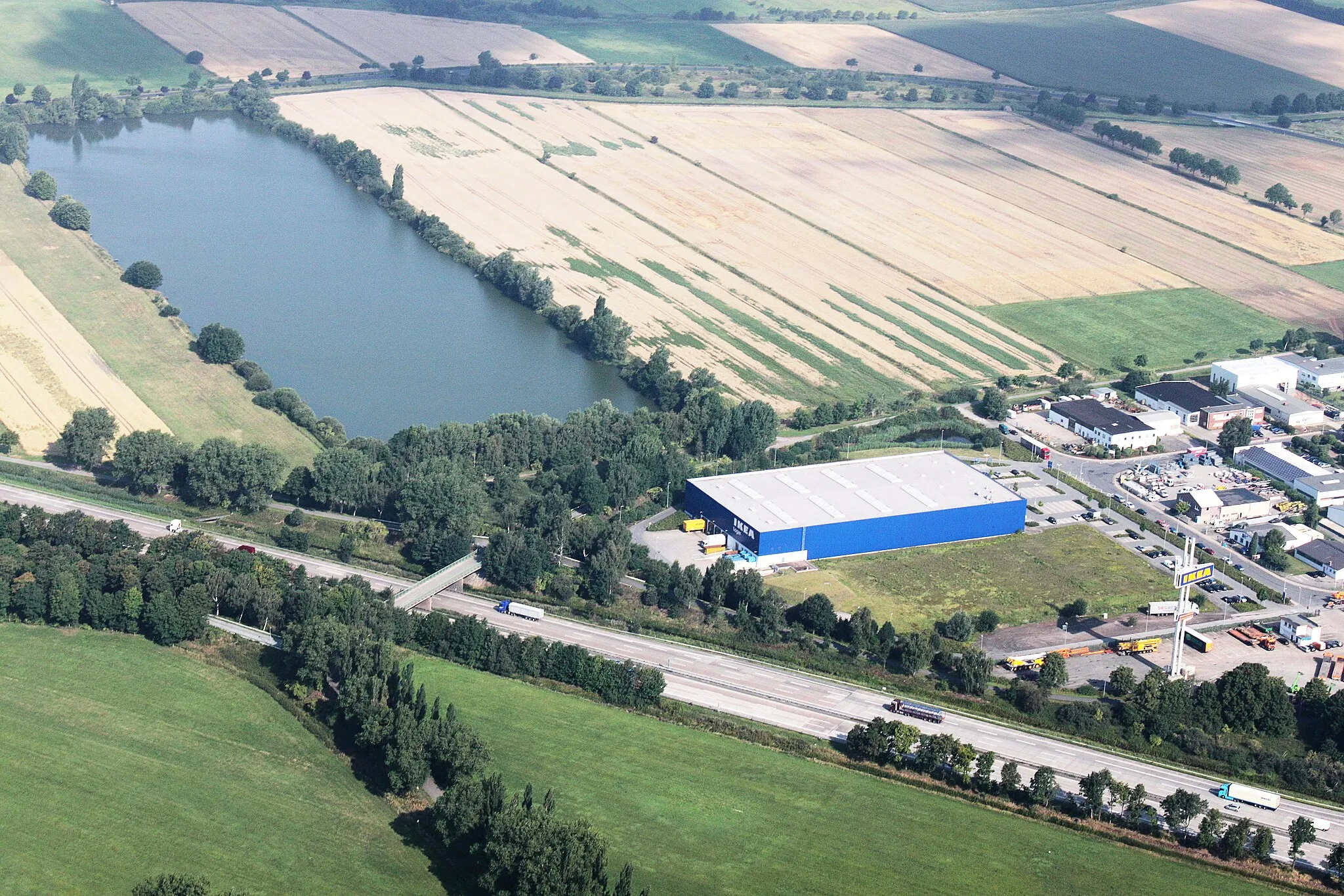 Photo showing: Luftaufnahme; entlang der A1 (auf der Südseite) von der Autobahnabfahrt Arsten bis zum Bremer Kreuz; Blickrichtung nach Norden