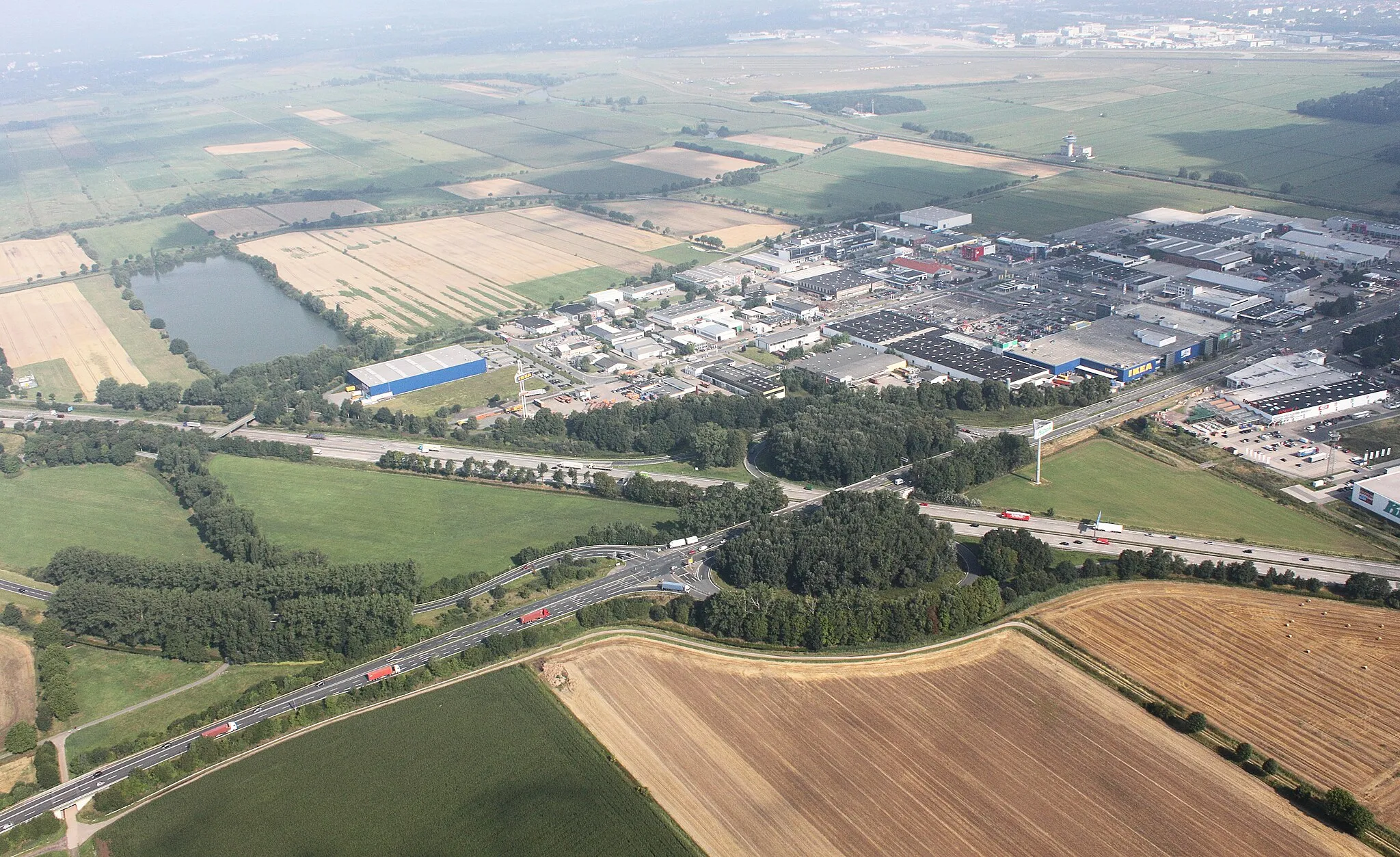 Photo showing: Luftaufnahme; entlang der A1 (auf der Südseite) von der Autobahnabfahrt Arsten bis zum Bremer Kreuz; Blickrichtung nach Norden