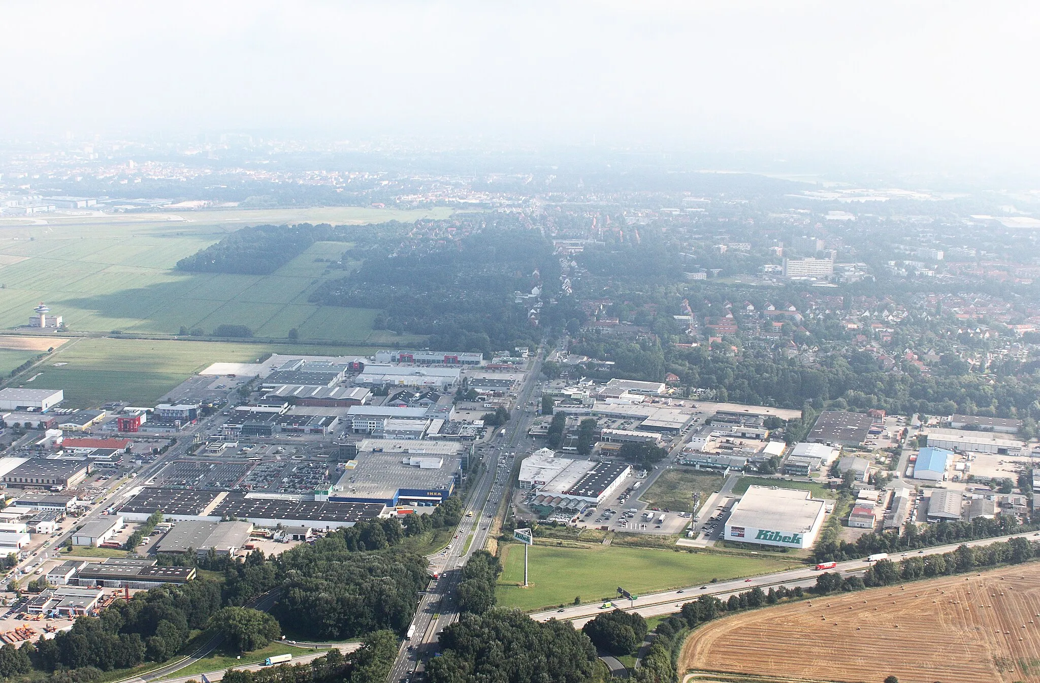 Photo showing: Luftaufnahme; entlang der A1 (auf der Südseite) von der Autobahnabfahrt Arsten bis zum Bremer Kreuz; Blickrichtung nach Norden