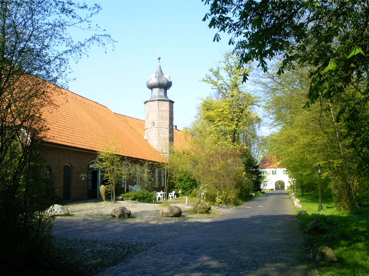 Photo showing: Burganlage Kniphausen mit Torgebäude und ehemaligem Marstall