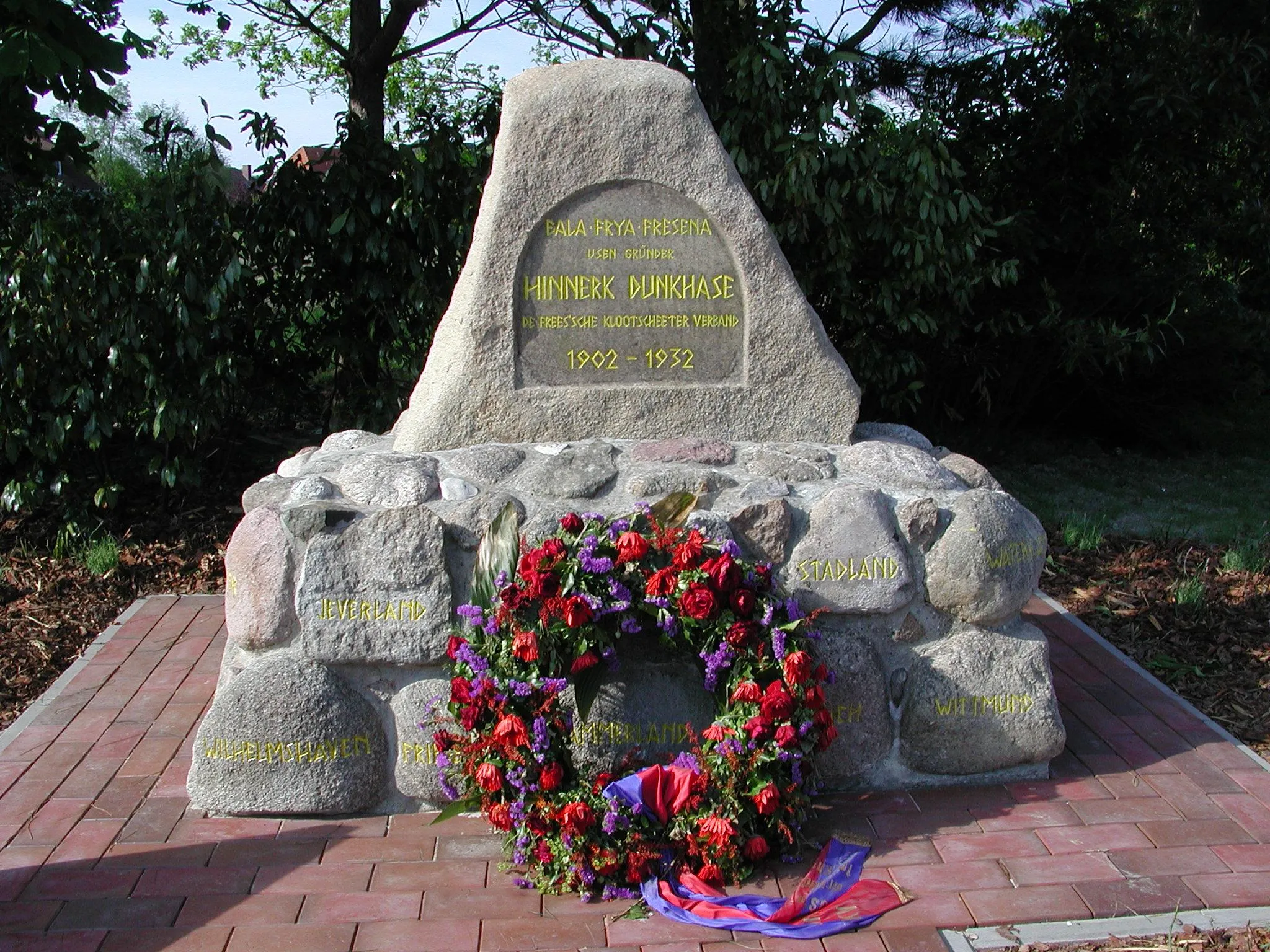 Photo showing: Denkmal für den Gründer des Friesischen Klootschießerverbandes (FKV), Hinrich (Hinnerk) Dunkhase, in Butjadingen-Burhave.