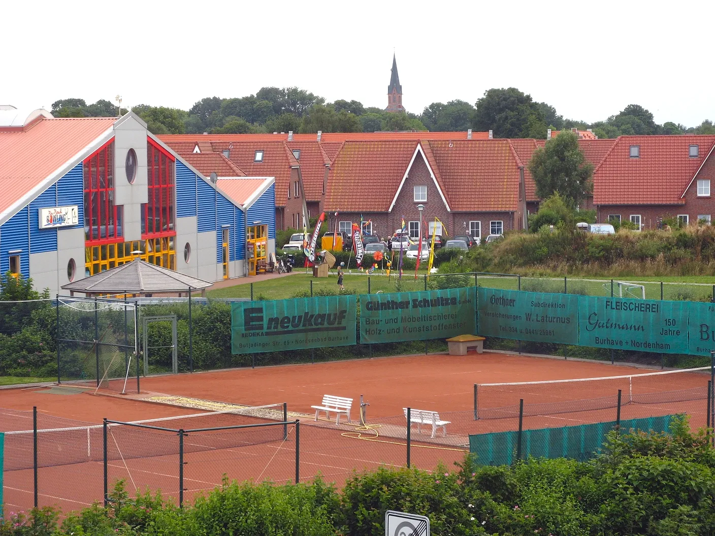 Photo showing: Spielscheune in Burhave (Rückseite) und Sportanlagen