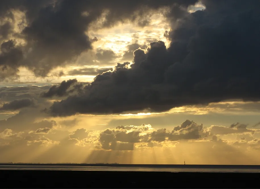 Photo showing: Depending on the weather you often have colorful sunsets. View from the dike at Langwarden westwards across the 'Jadebusen' towards 'Wilhelmshaven'.