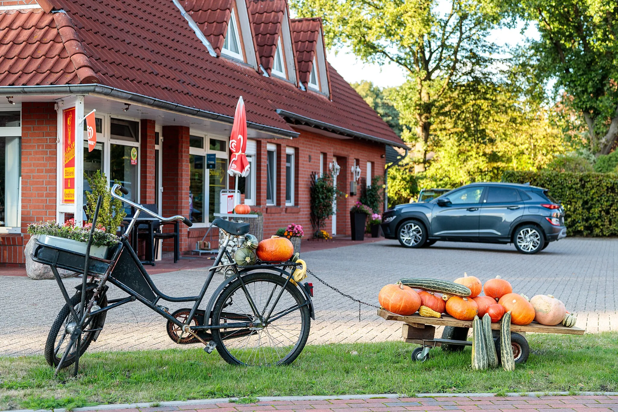 Photo showing: In Westerstede-Torsholt wird nicht nur Kübis angebaut sondern auch fachgerecht verarbeitet. In der Gemeinde gibt es noch ein/en Bäcker(eigeschäft).