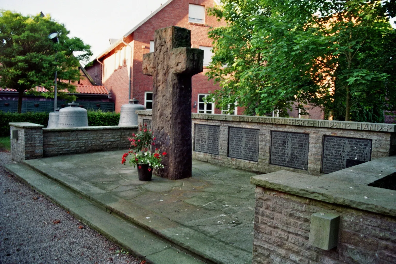 Photo showing: Ehrenmal auf dem Kirchhof der evangelischen Kirche in Hopsten-Schale, Kreis Steinfurt, Nordrhein-Westfalen, Deutschland.