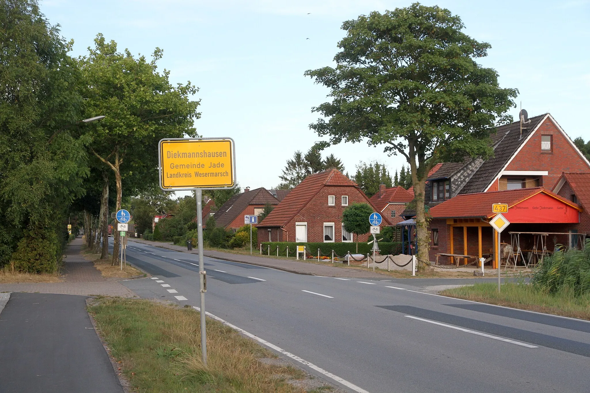 Photo showing: Zufahrt auf der B 437 aus Richtung Varel kommend