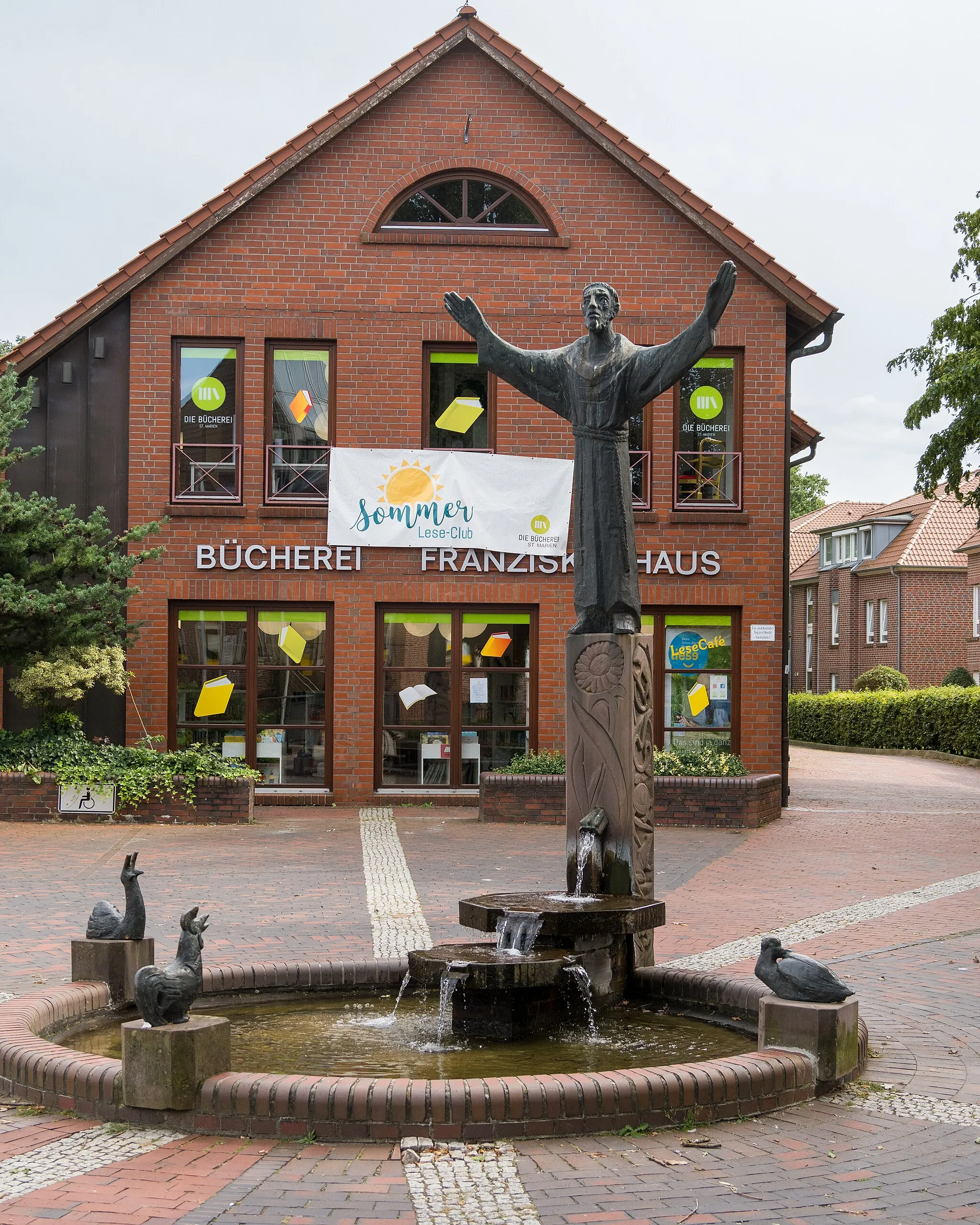 Photo showing: Franziskusbrunnen und Franziskushaus in Friesoythe