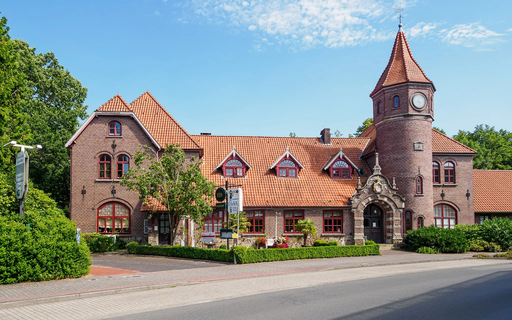 Photo showing: Former Westerstede railway station, now used as a Restaurant.