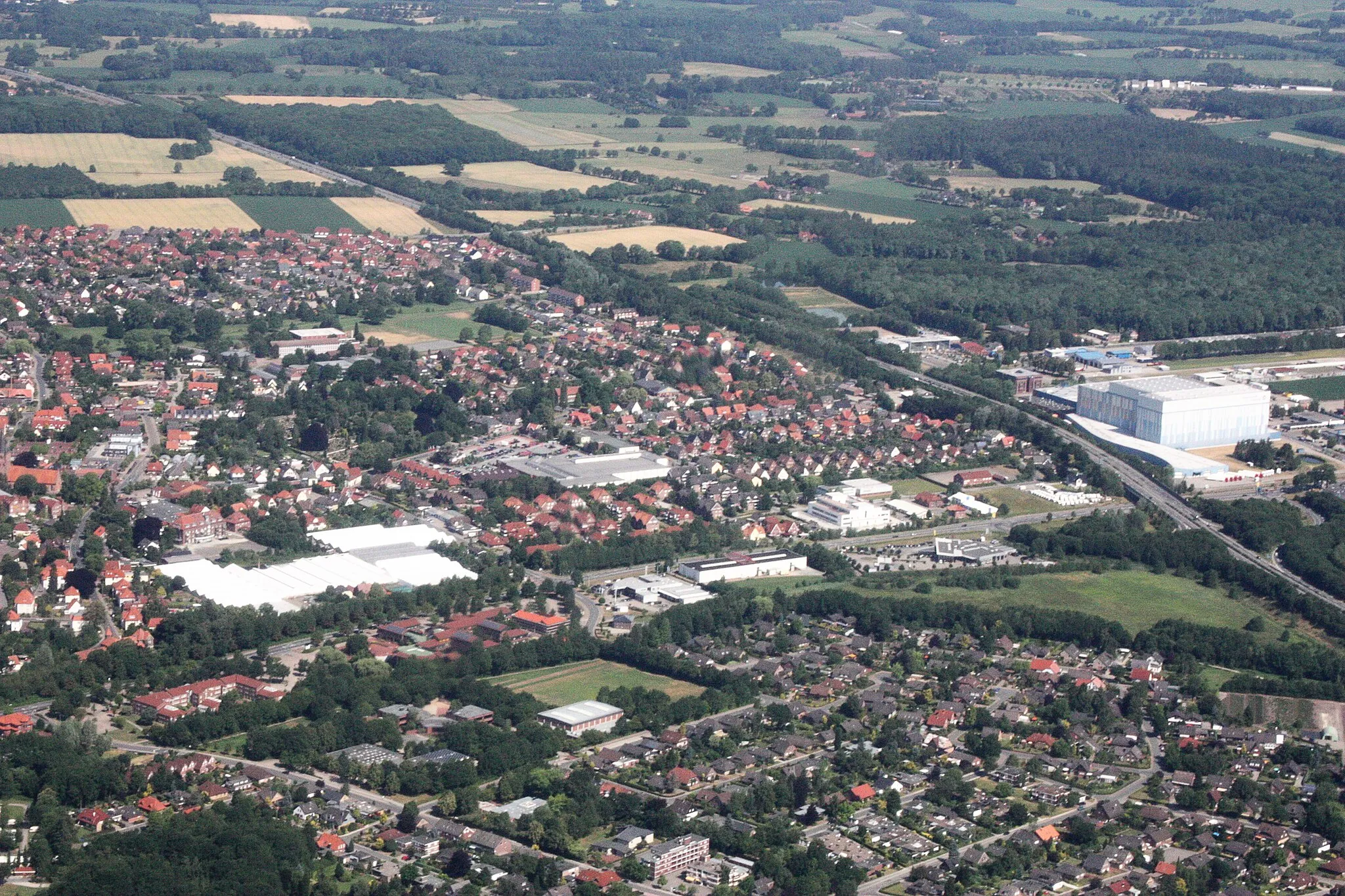 Photo showing: Luftaufnahme; Flug von Bad Zwischenahn nach Westerstede; Flughöhe 1500 ft; Juli 2010; Originalfoto bearbeitet: Tonwertkorrektur und Bild geschärft mit Hochpassfilter