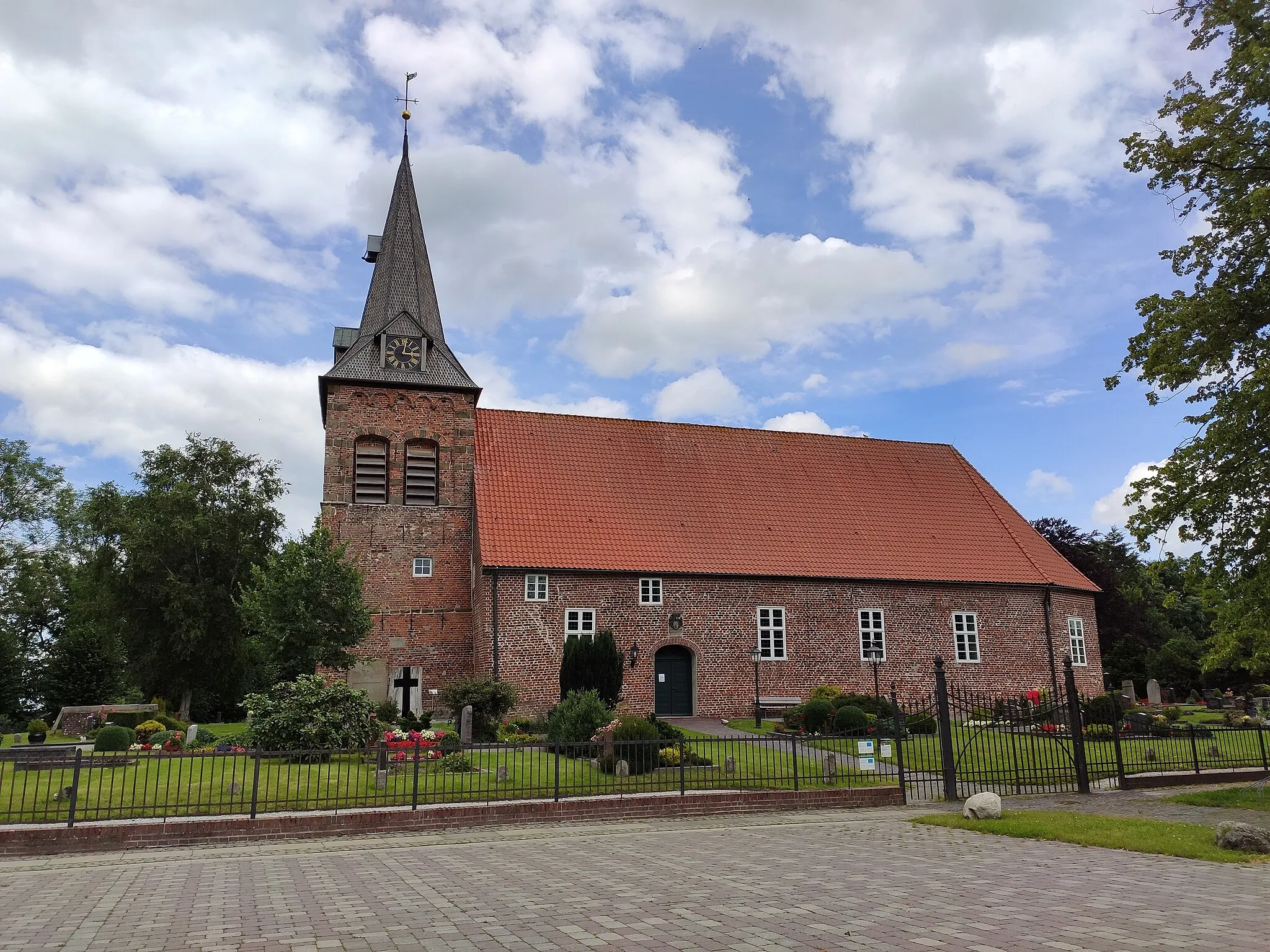 Photo showing: St.-Secundus-Kirche (Schwei) Außenansicht. Aufgenommen am 22.07.2020.