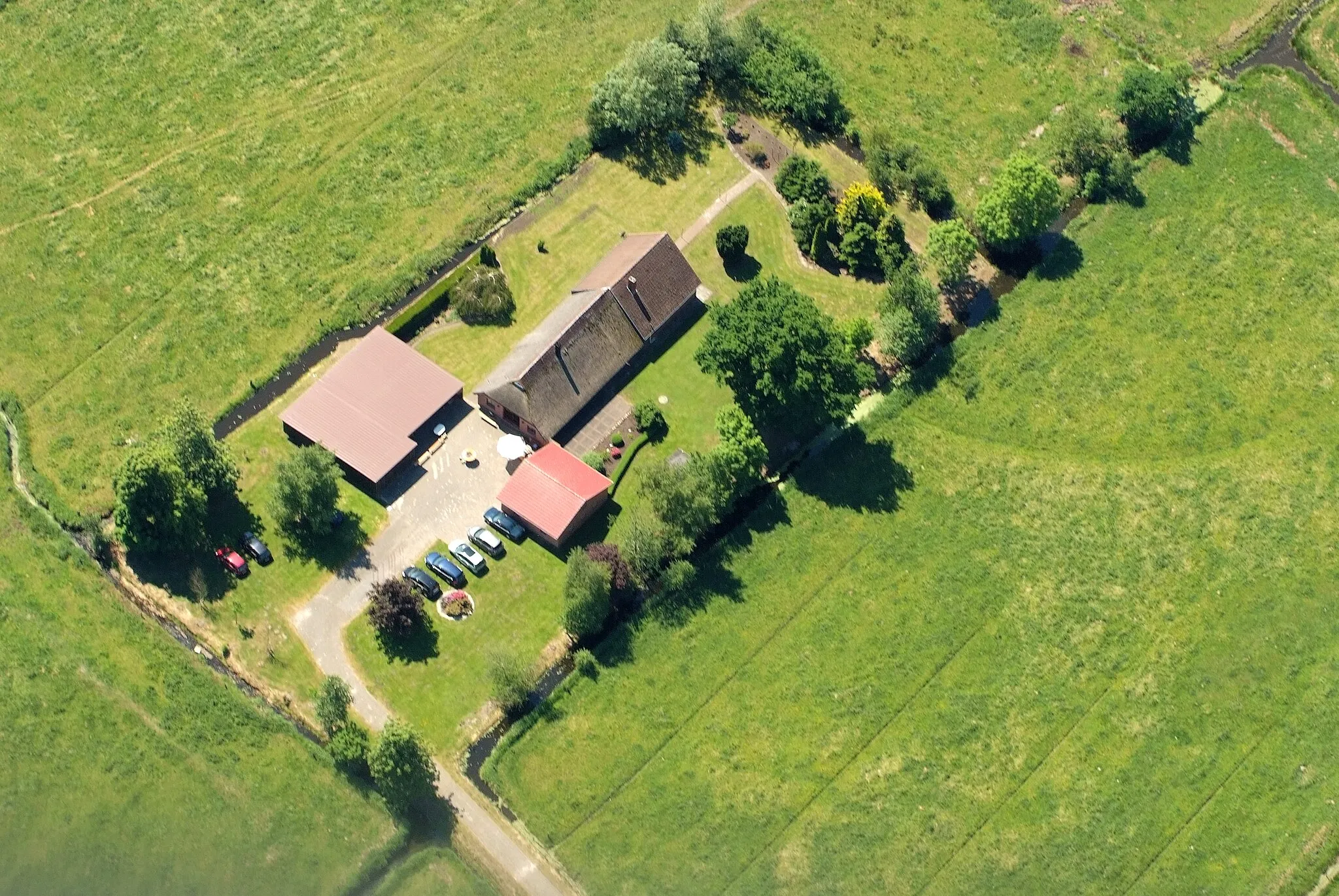 Photo showing: Bauernhof bei Schweiburg Fotoflug vom Flugplatz Nordholz-Spieka über Cuxhaven und Wilhelmshaven