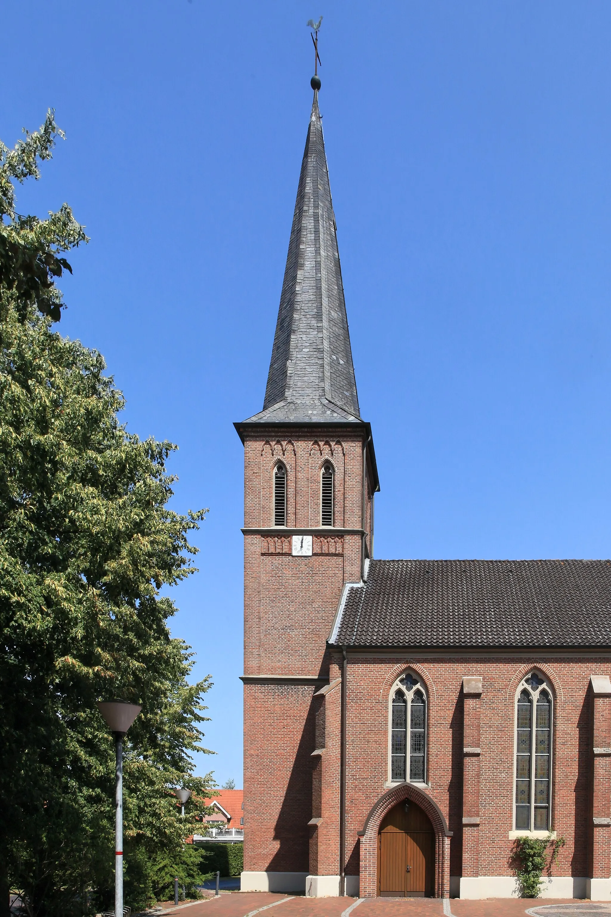 Photo showing: St. Marien, Kirchplatz, Dorfstraße in Harkebrügge, Barßel