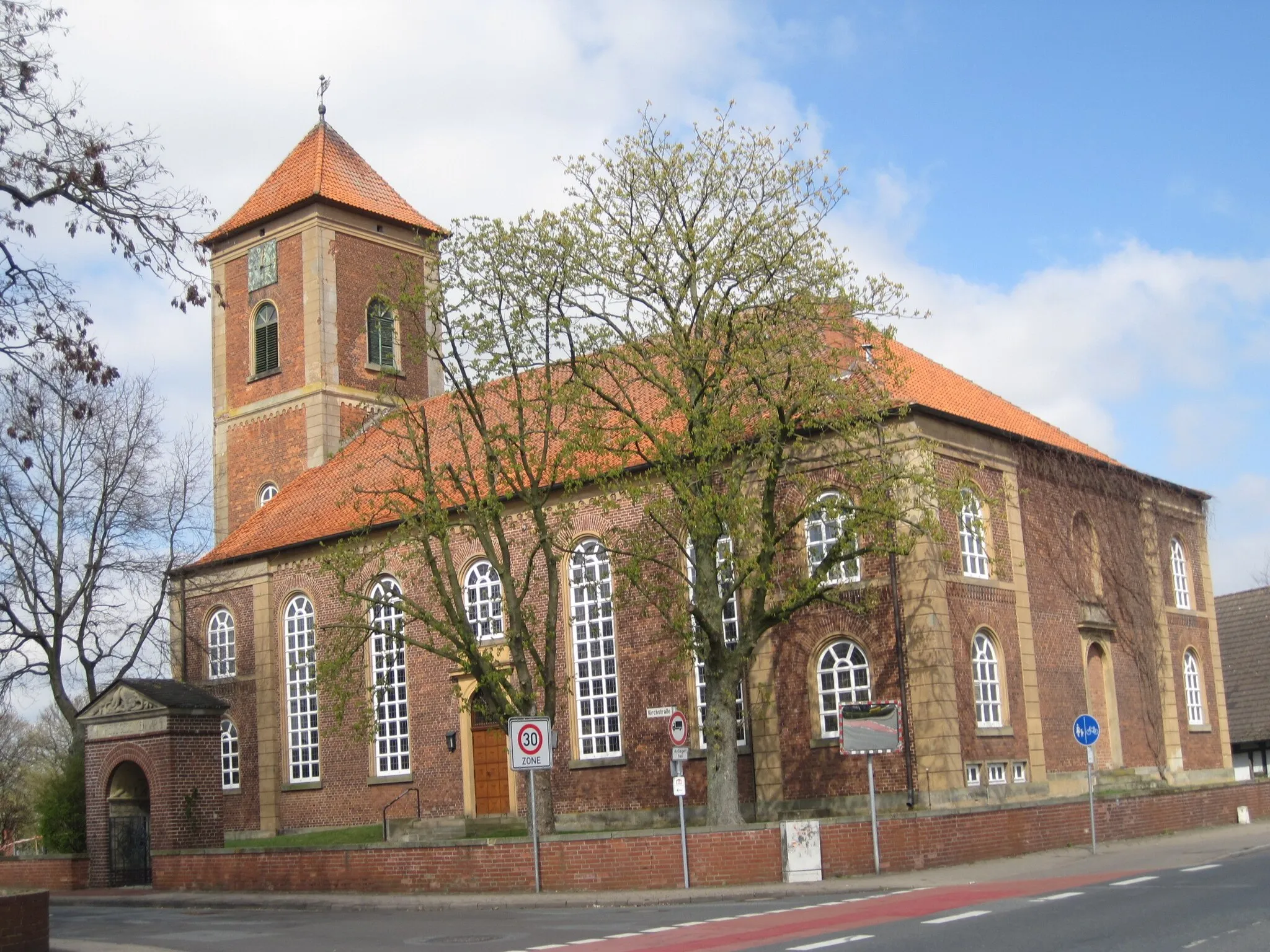 Photo showing: Die Kirche "Zum heiligen Kreuz" im Stuhrer Ortsteil Brinkum, erbaut 1843