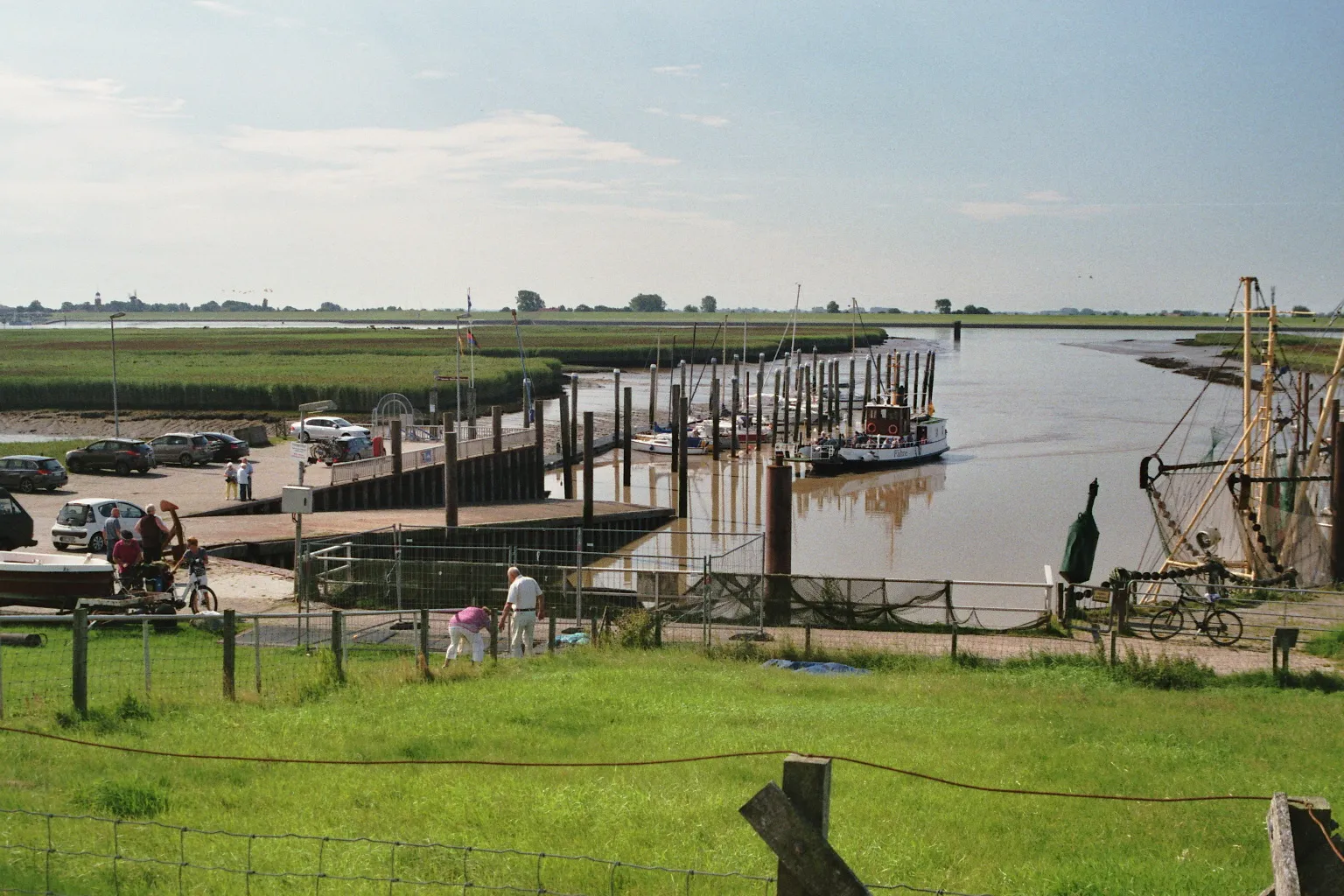 Photo showing: De haven van Petkum waar het veertje van Petkum -Ditzum bezig is aan te leggen