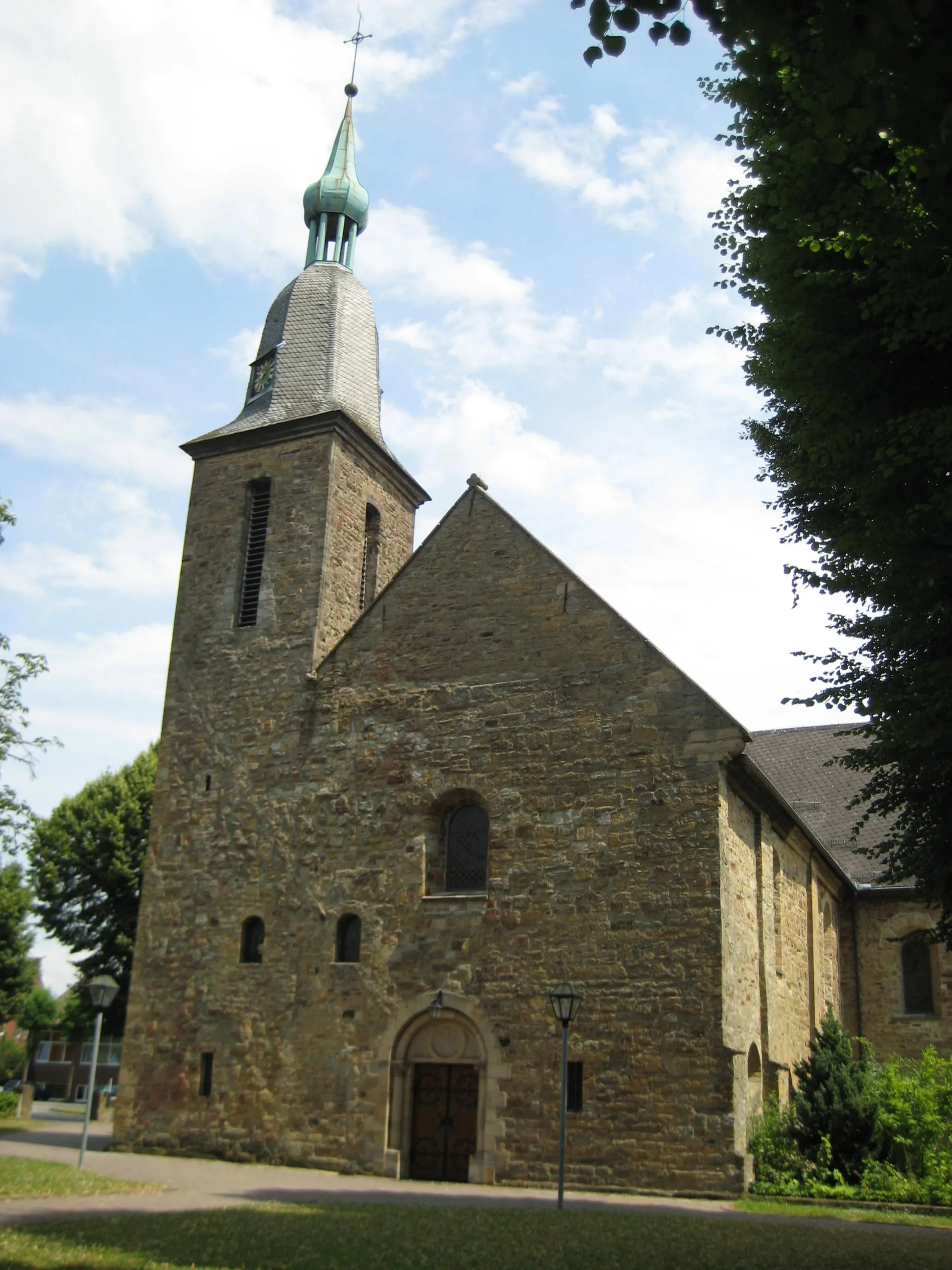 Photo showing: Ehemalige Klosterkirche des Klosters Oesede, jetzt Pfarrkirche St. Johann (Hinweis: Der Fehler entstand beim Hochladen des Fotos unter falschem Dateinamen.)